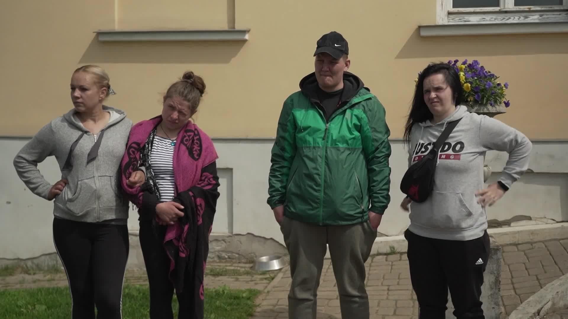 Caur ērkšķiem uz...