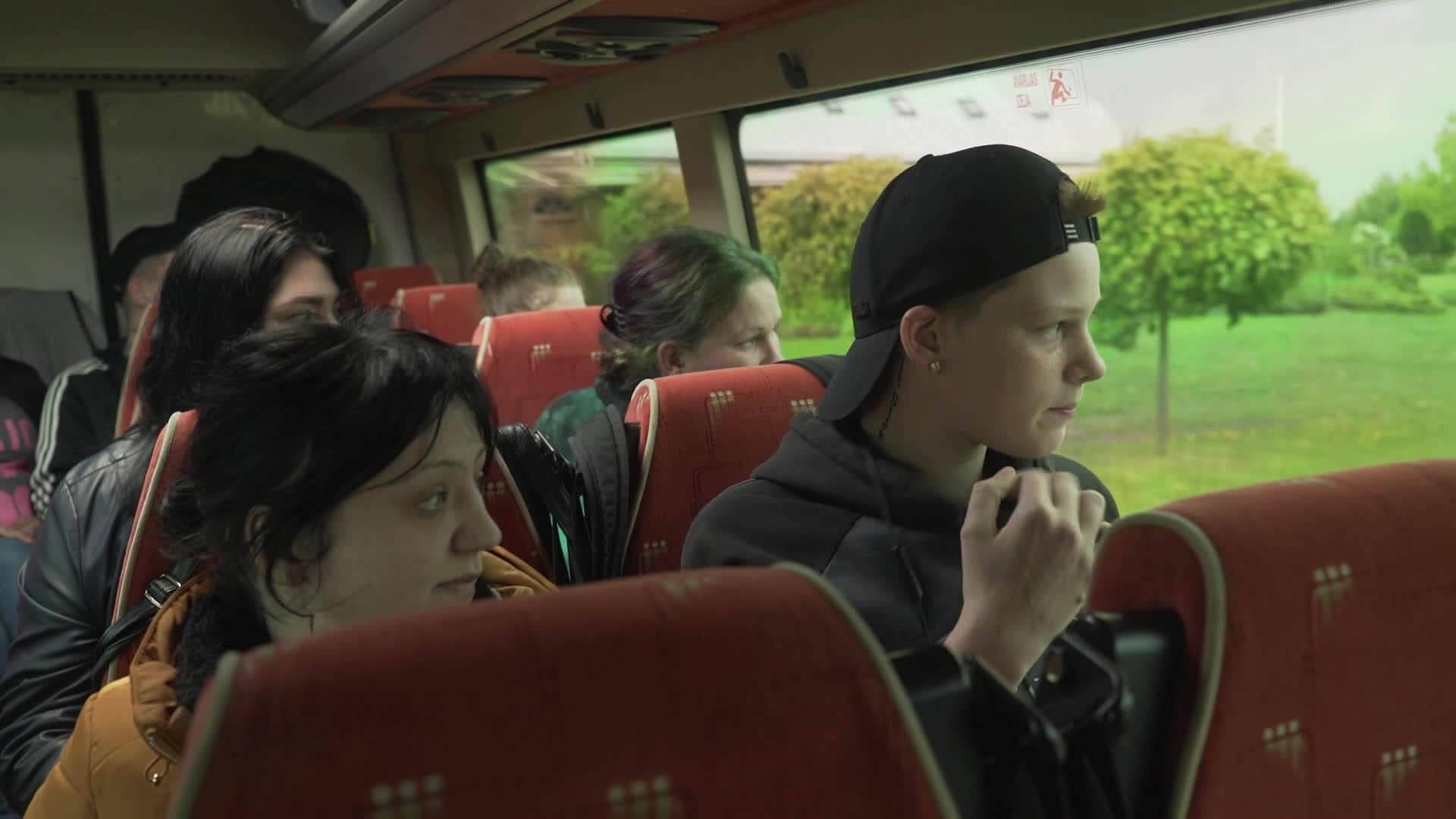 Caur ērkšķiem uz...