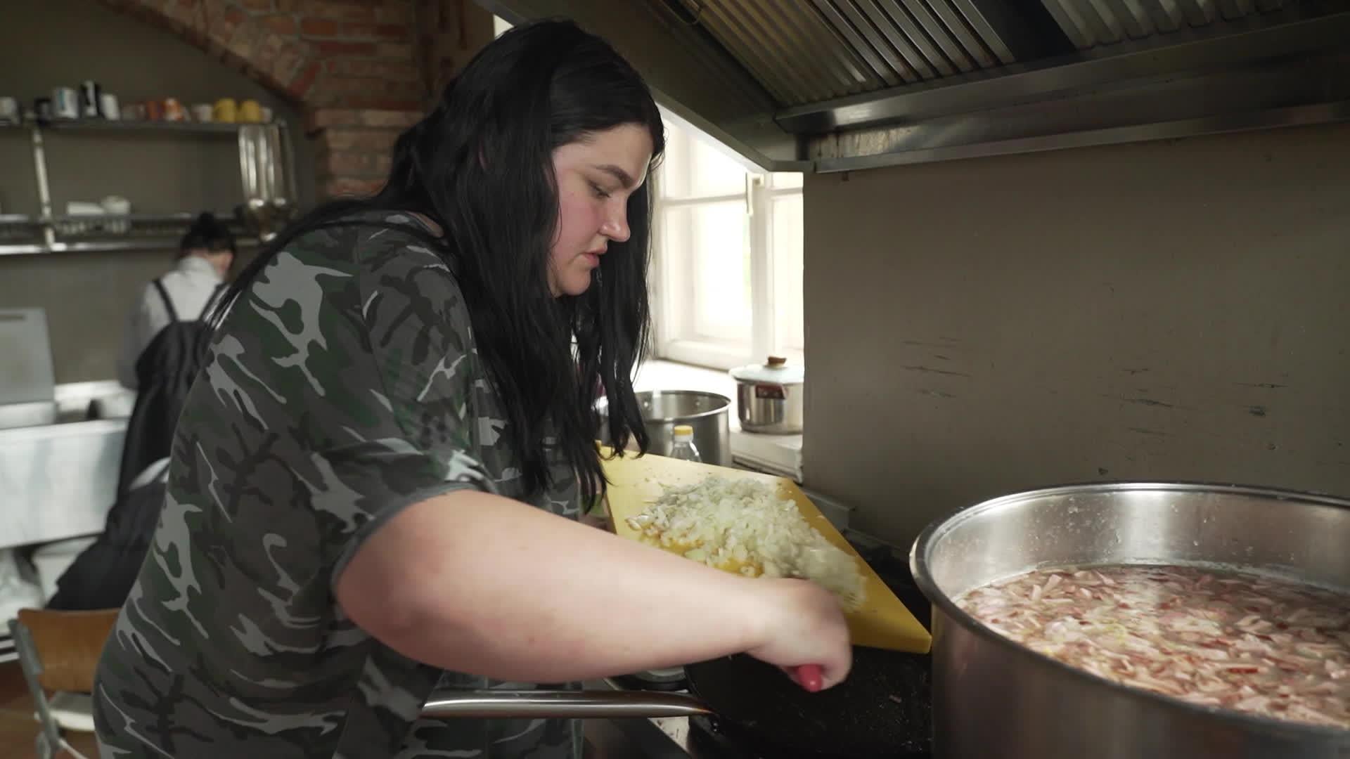 Caur ērkšķiem uz...