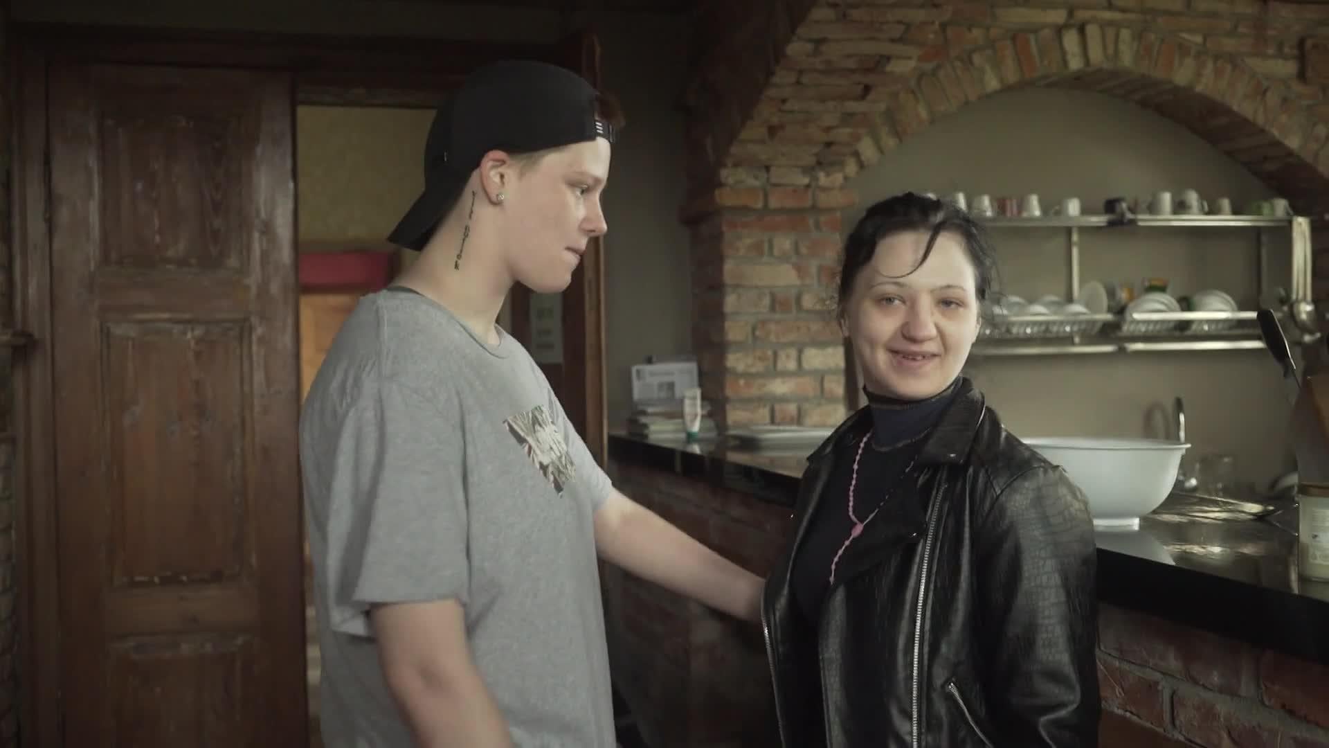 Caur ērkšķiem uz...