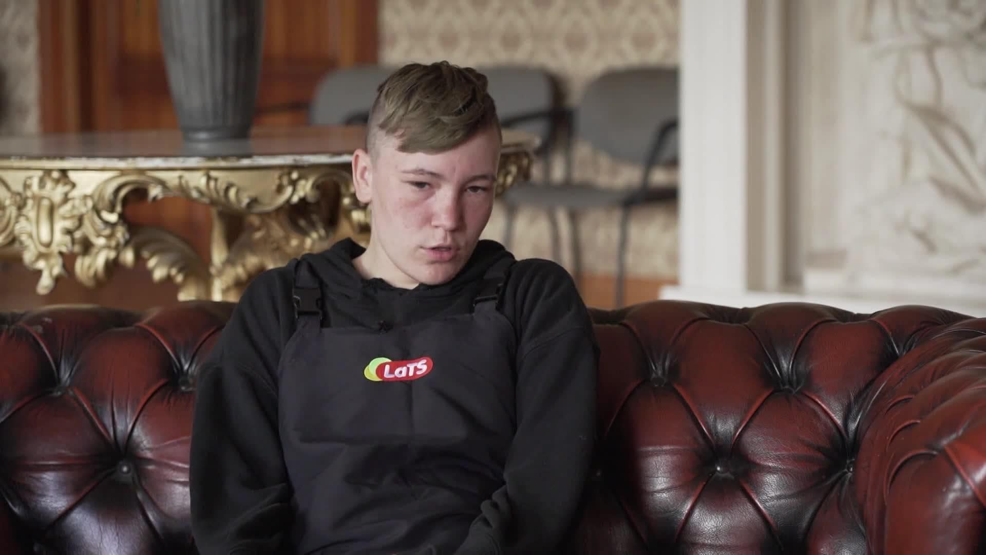 Caur ērkšķiem uz...