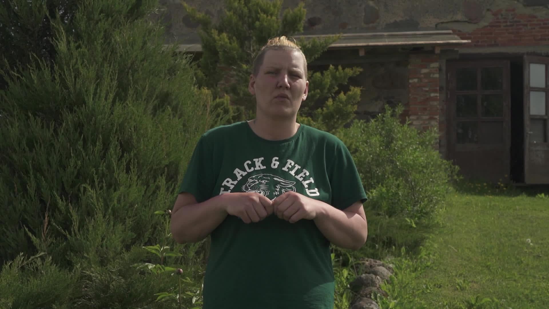 Caur ērkšķiem uz...