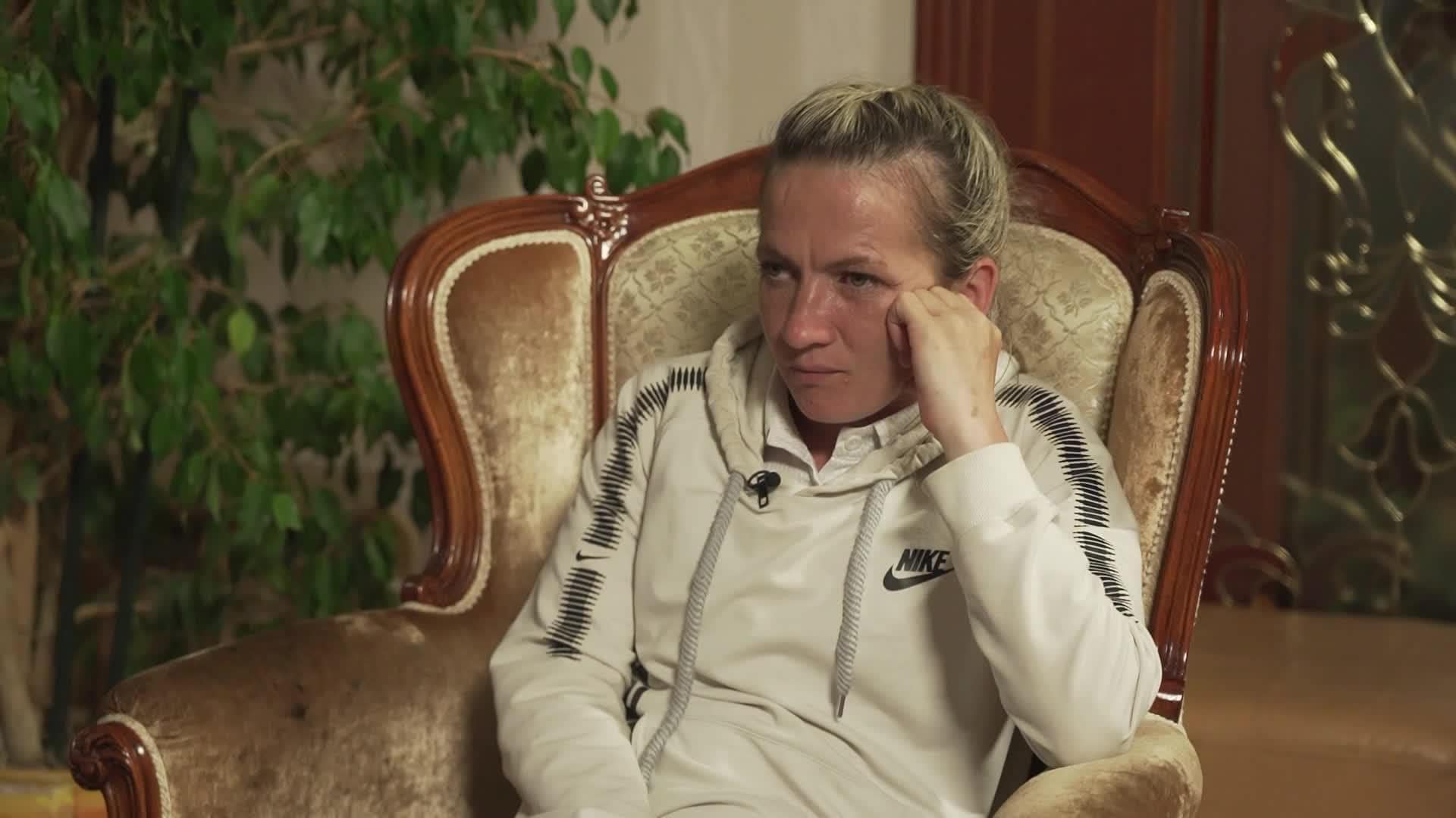 Caur ērkšķiem uz...