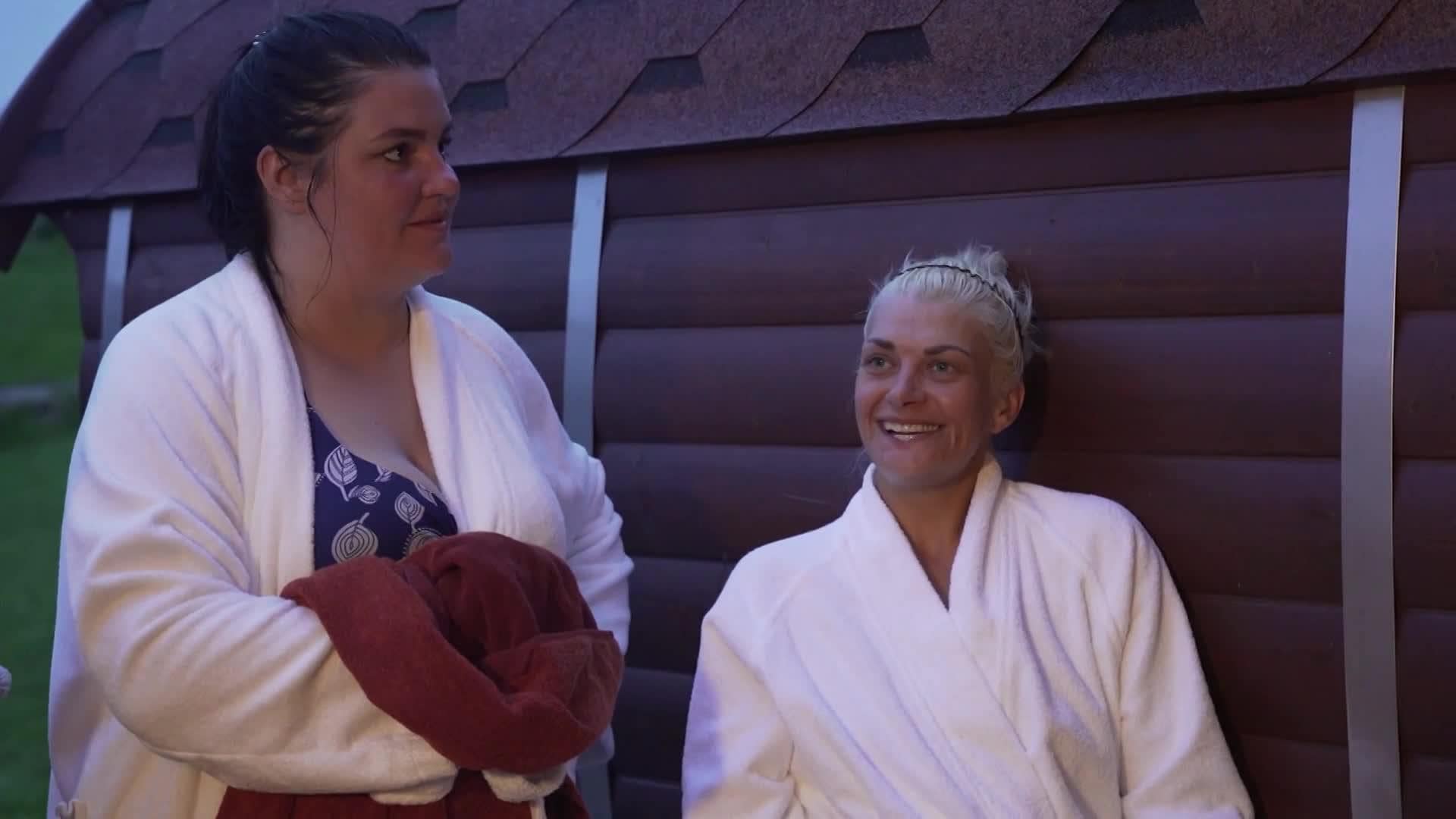 Caur ērkšķiem uz...