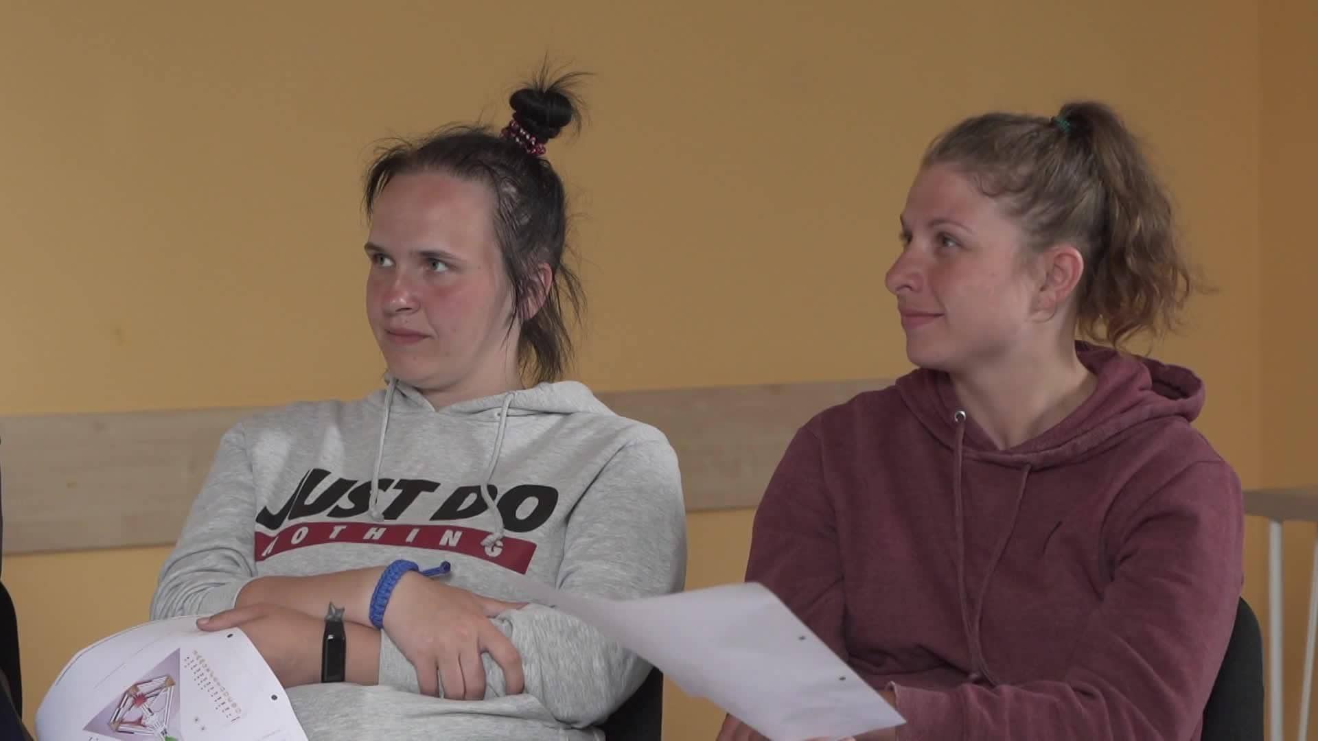 Caur ērkšķiem uz...