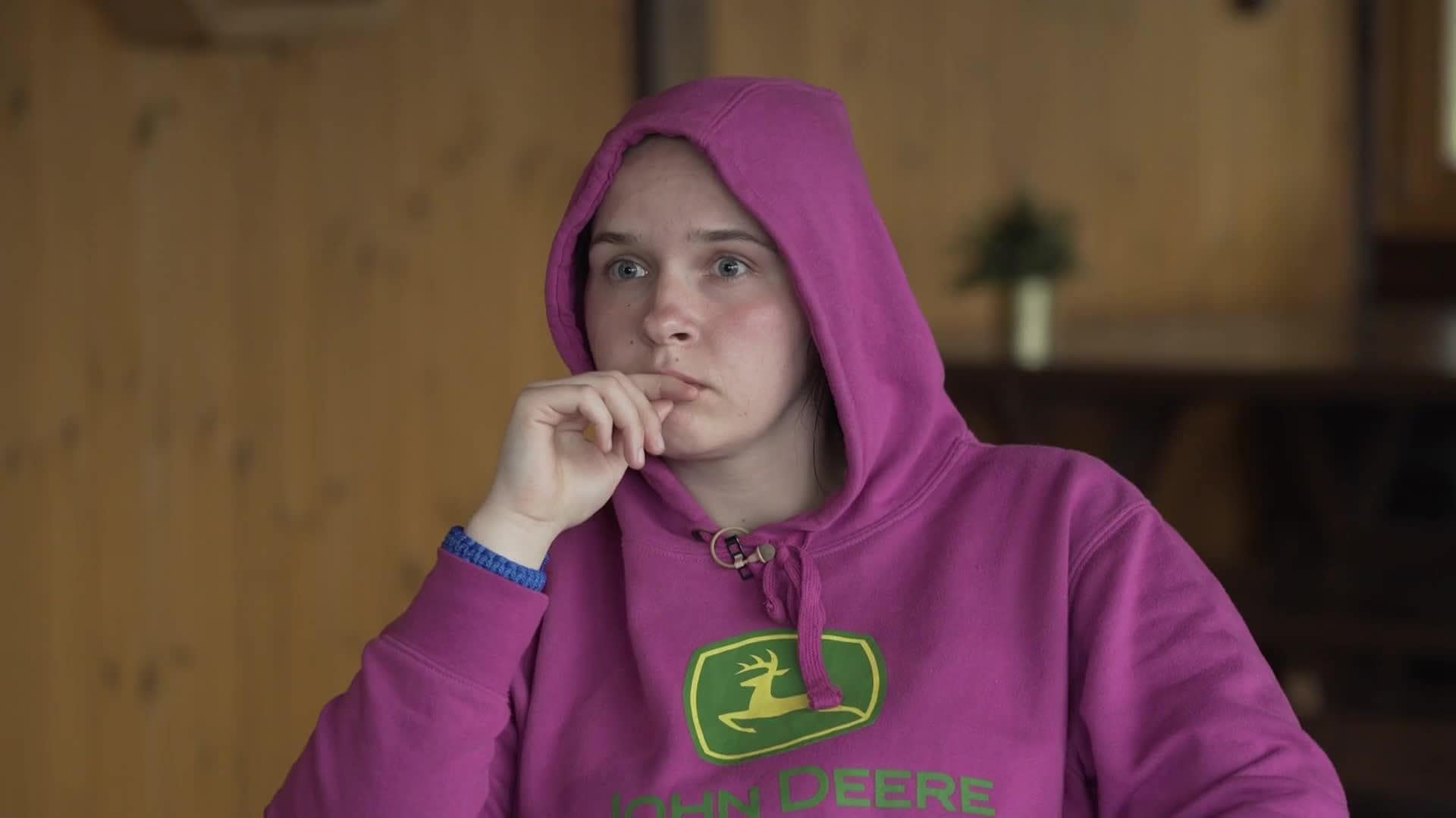 Caur ērkšķiem uz...