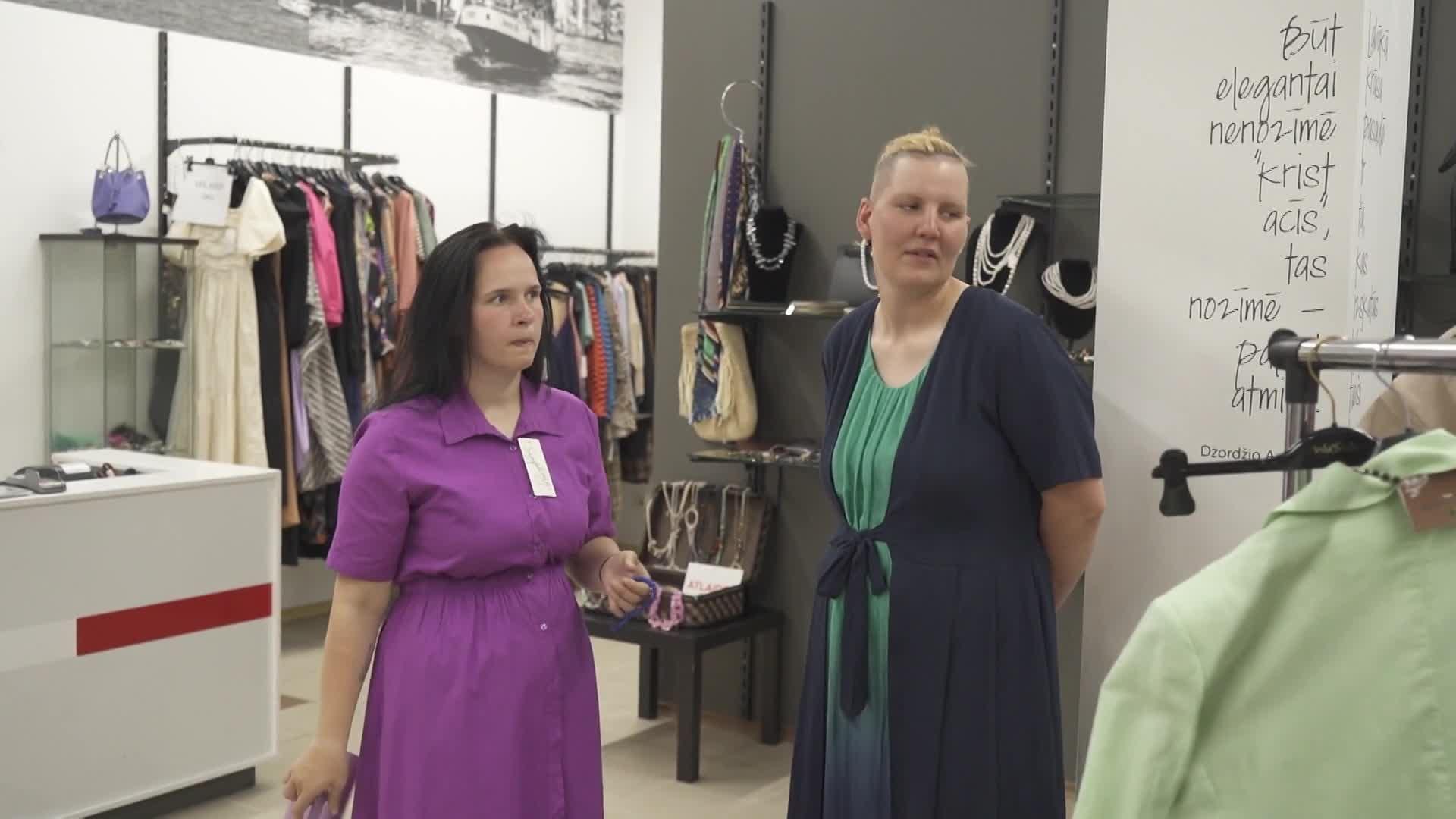 Caur ērkšķiem uz...