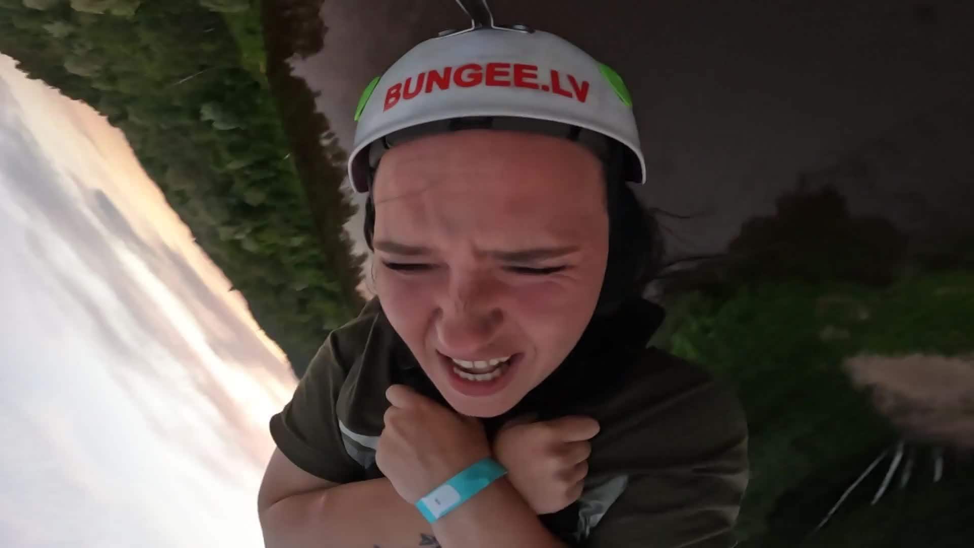 Caur ērkšķiem uz...