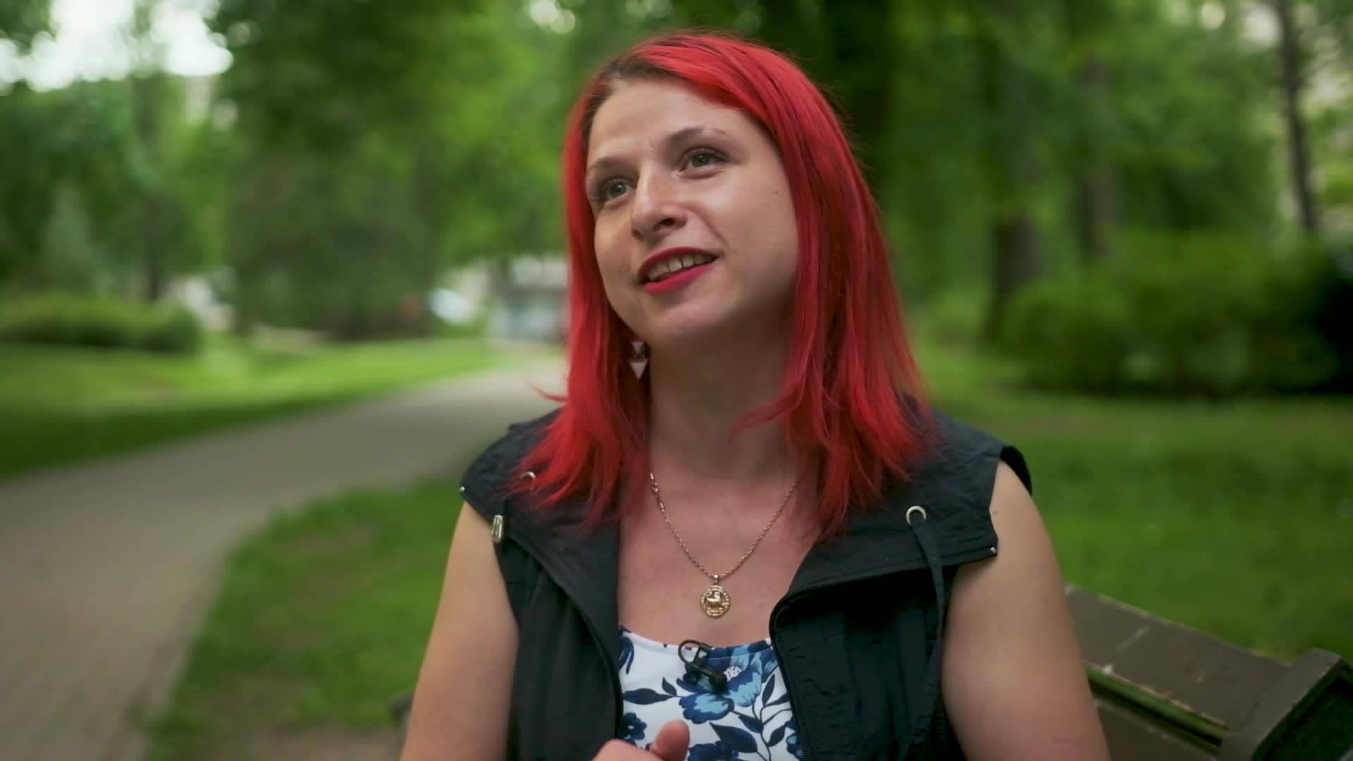 Caur ērkšķiem uz...