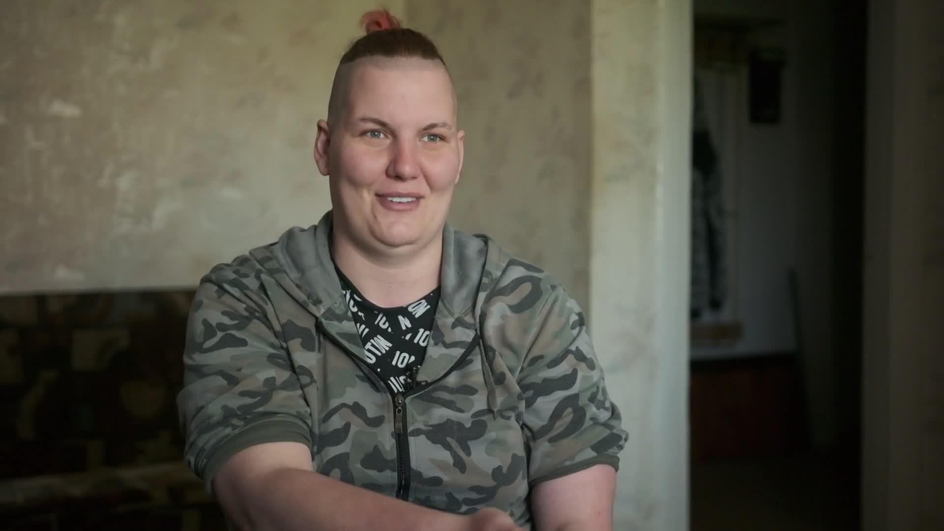 Caur ērkšķiem uz...