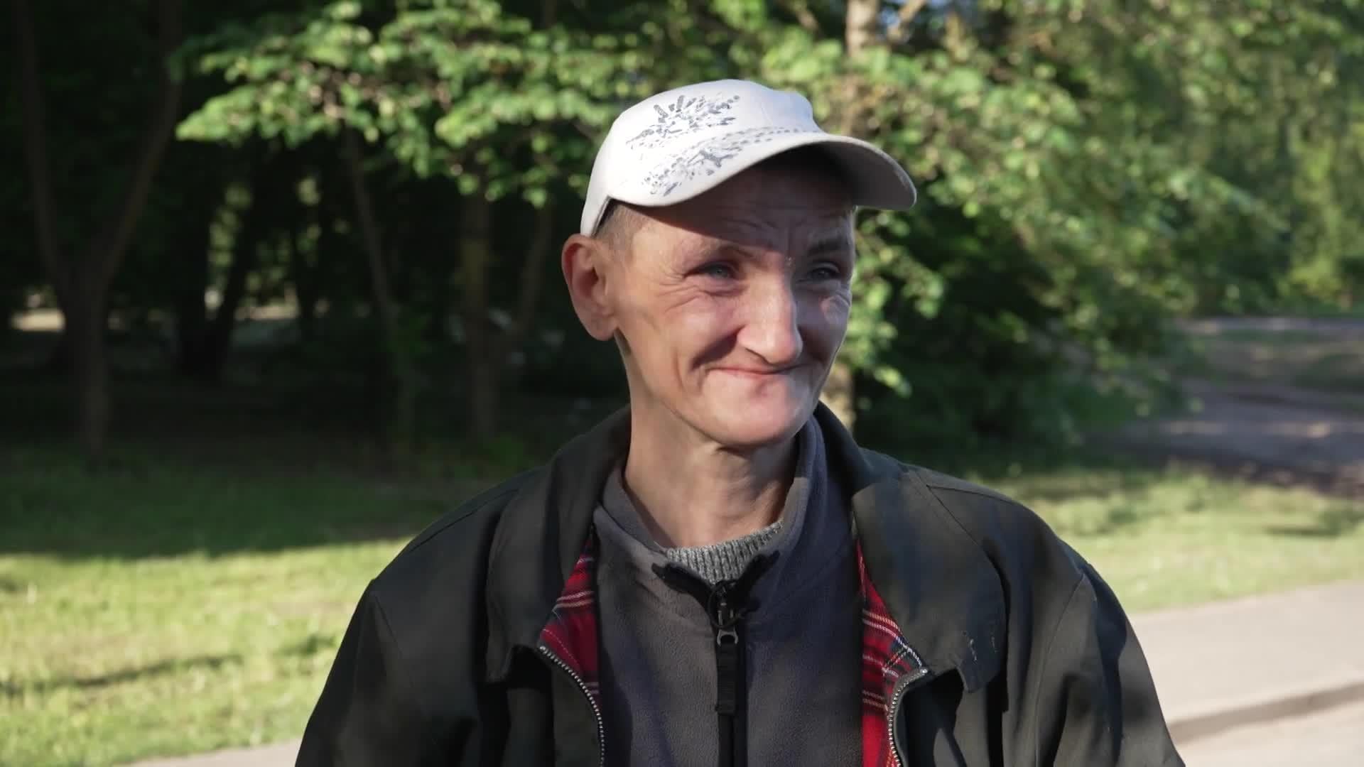 Caur ērkšķiem uz...