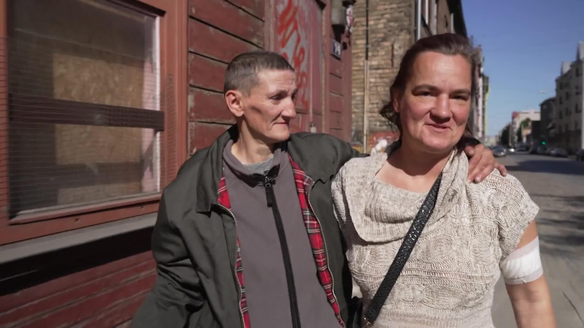 Caur ērkšķiem uz...