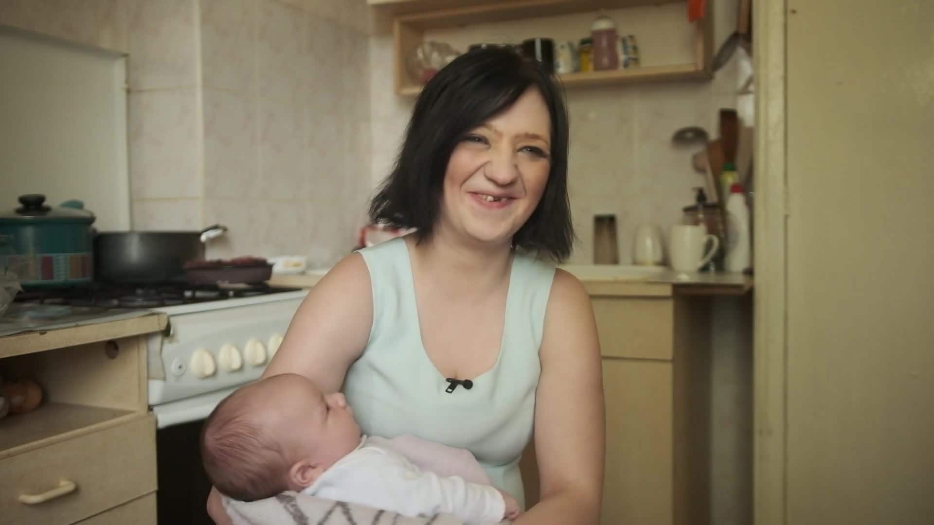 Caur ērkšķiem uz...