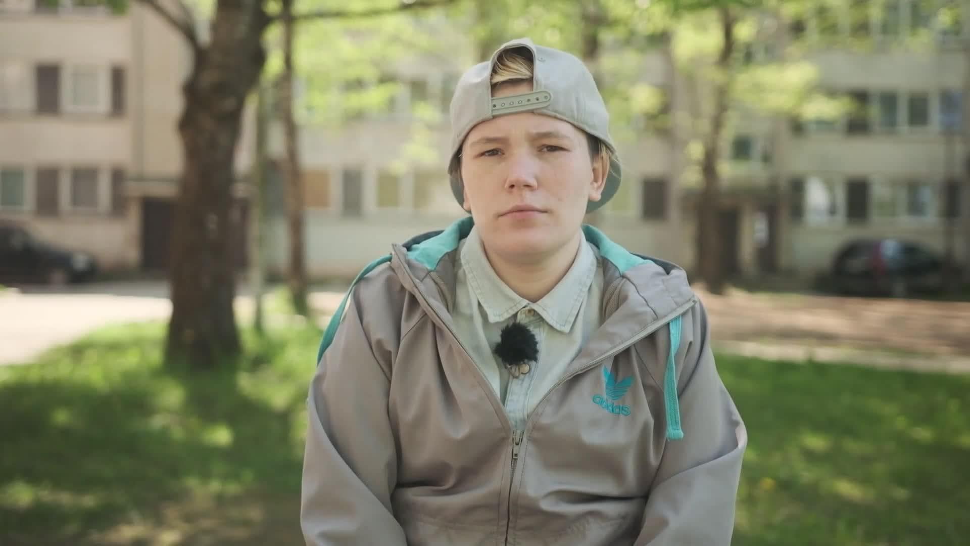 Caur ērkšķiem uz...