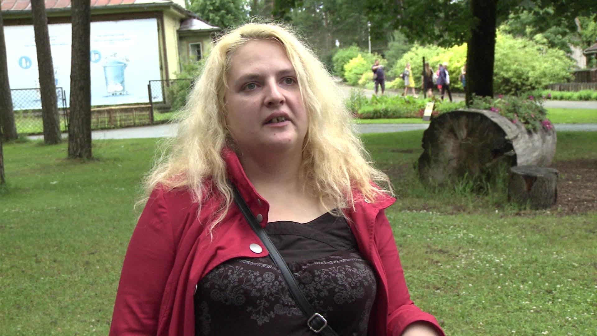 Caur ērkšķiem uz...