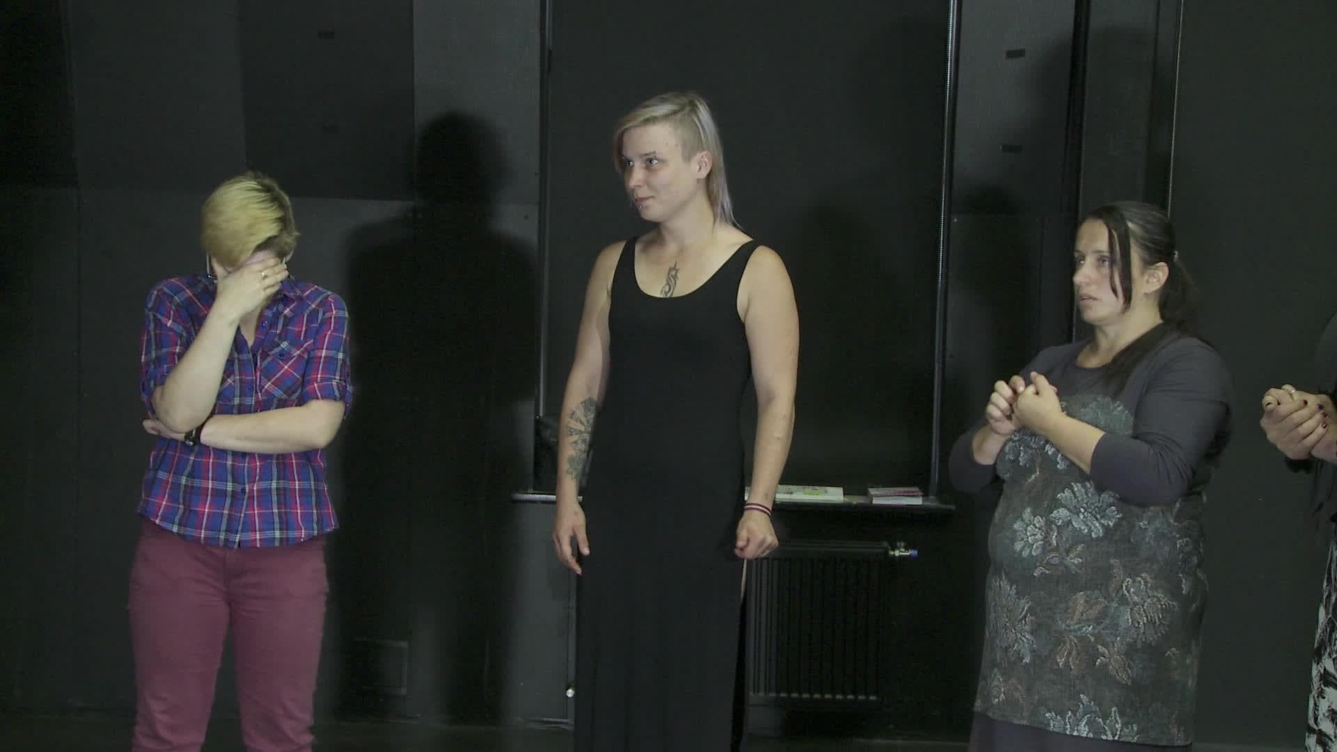 Caur ērkšķiem uz...