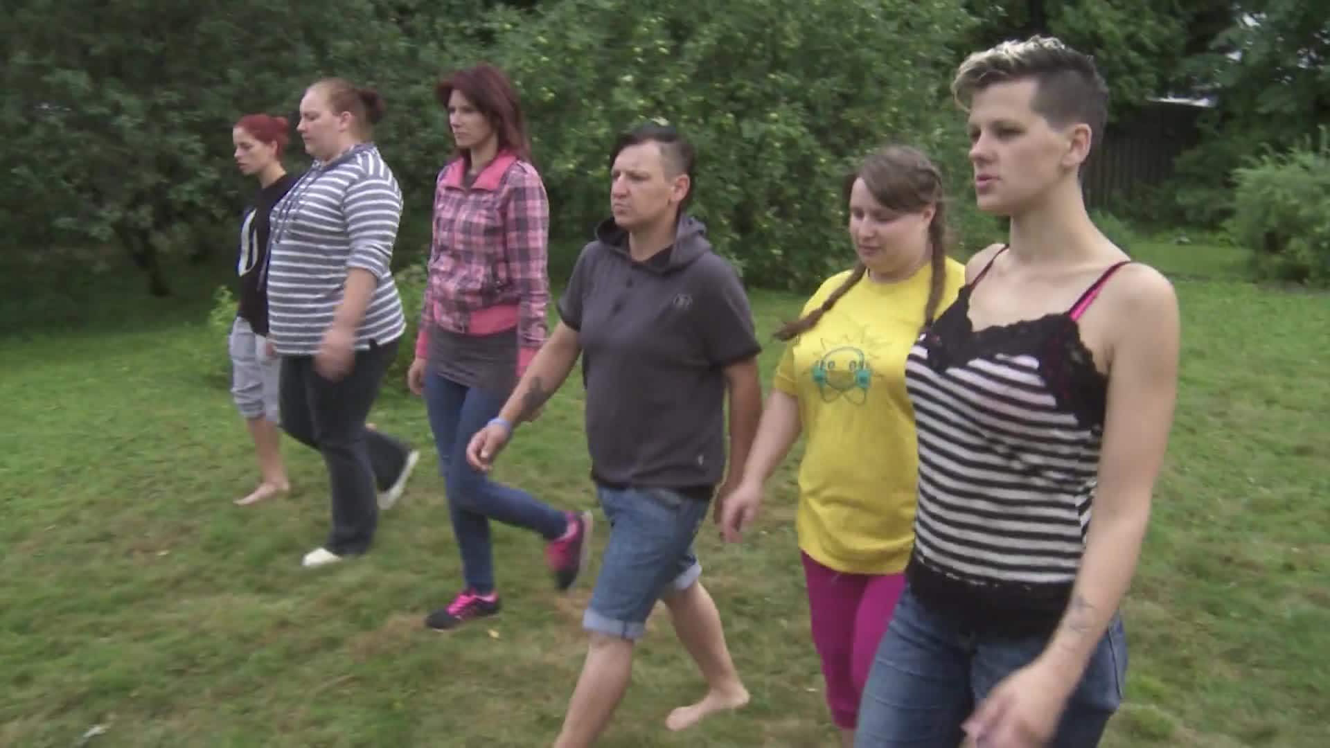 Caur ērkšķiem uz...