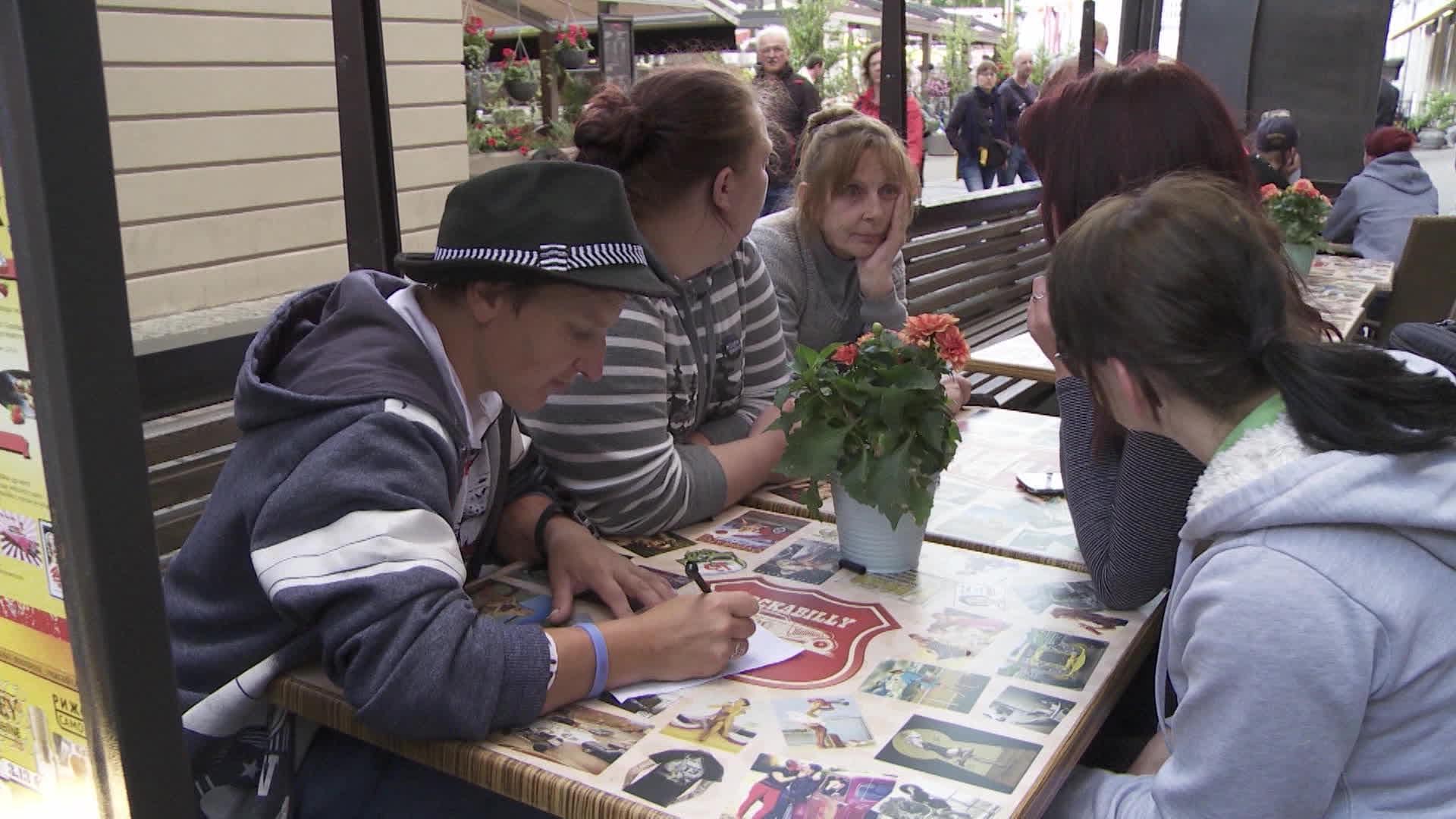 Caur ērkšķiem uz...