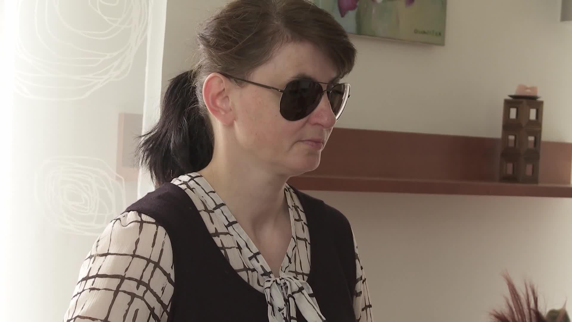 Caur ērkšķiem uz...