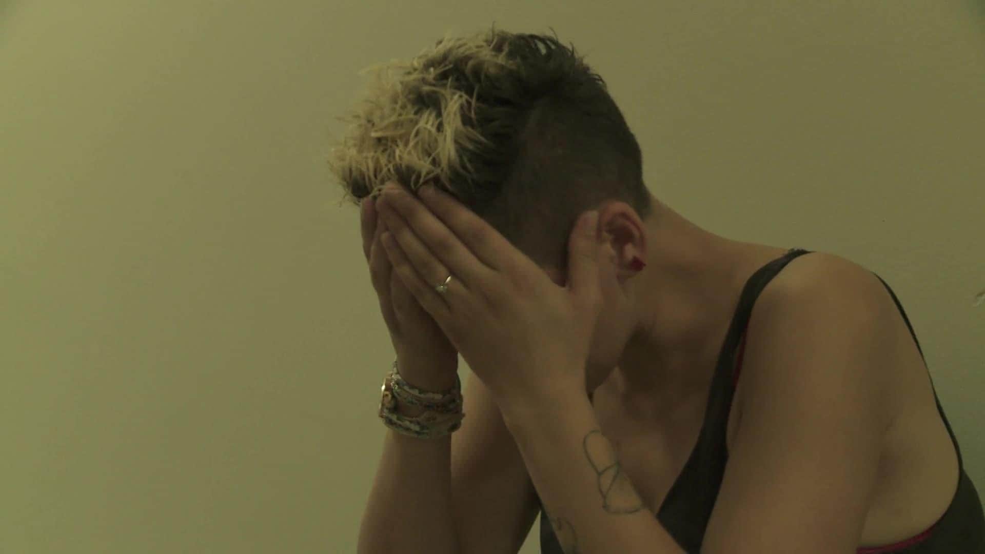 Caur ērkšķiem uz...