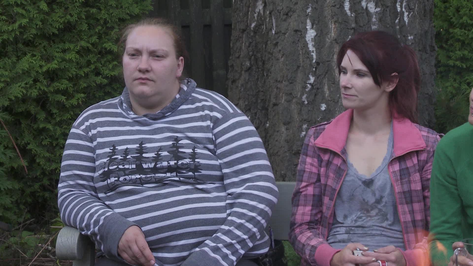 Caur ērkšķiem uz...