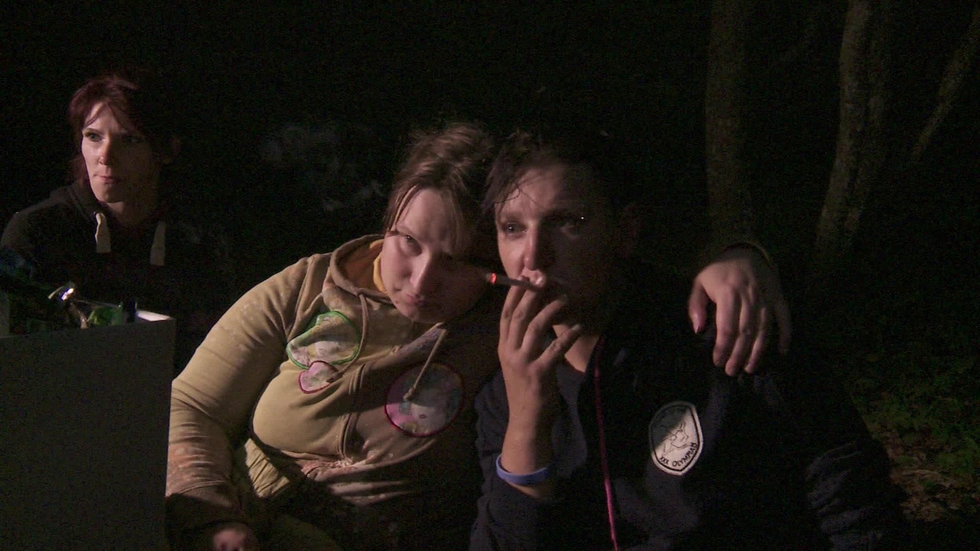 Caur ērkšķiem uz...