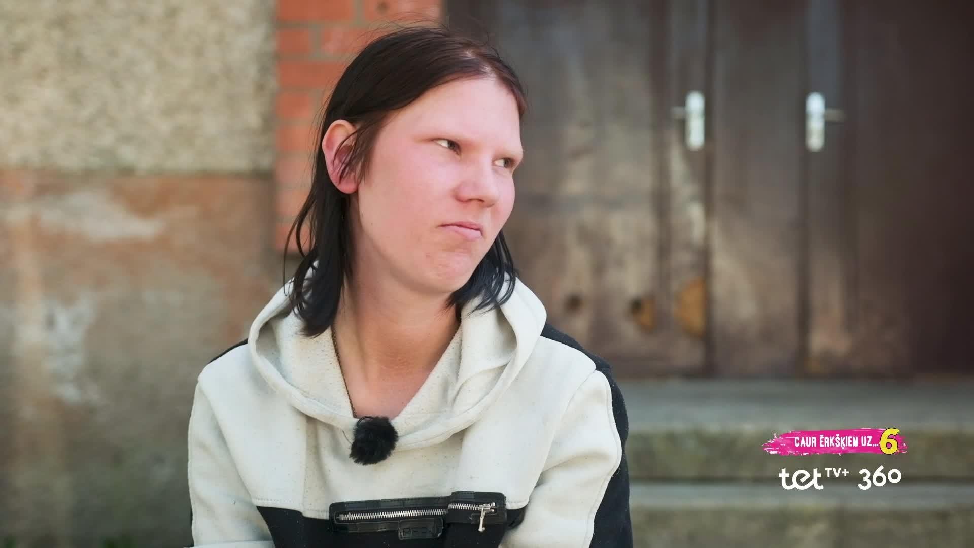 Caur ērkšķiem uz...