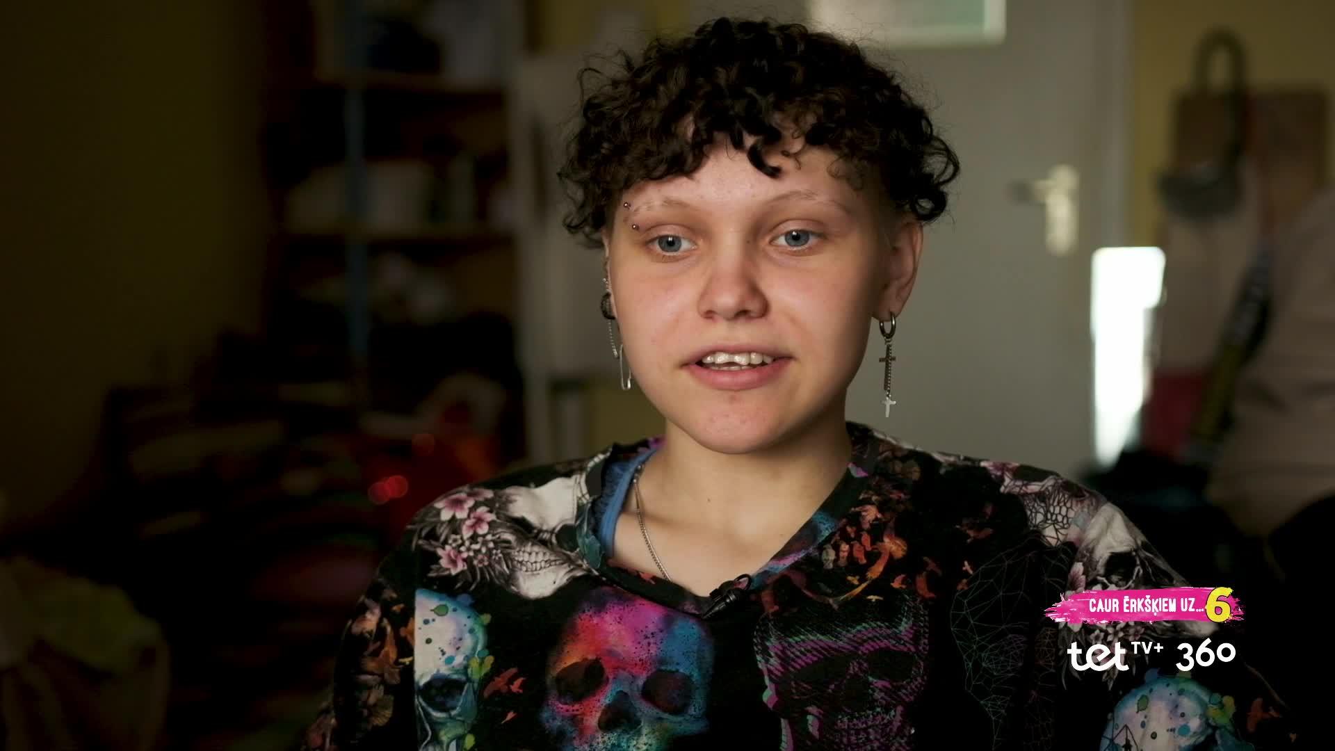 Caur ērkšķiem uz...