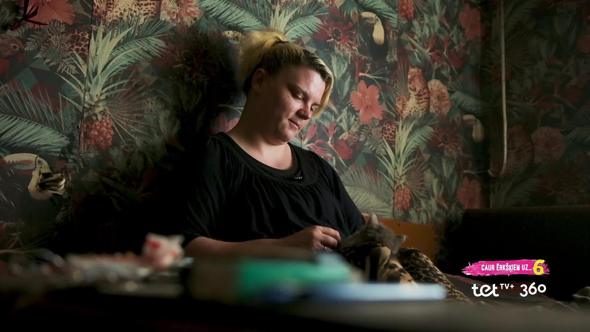 Caur ērkšķiem uz...