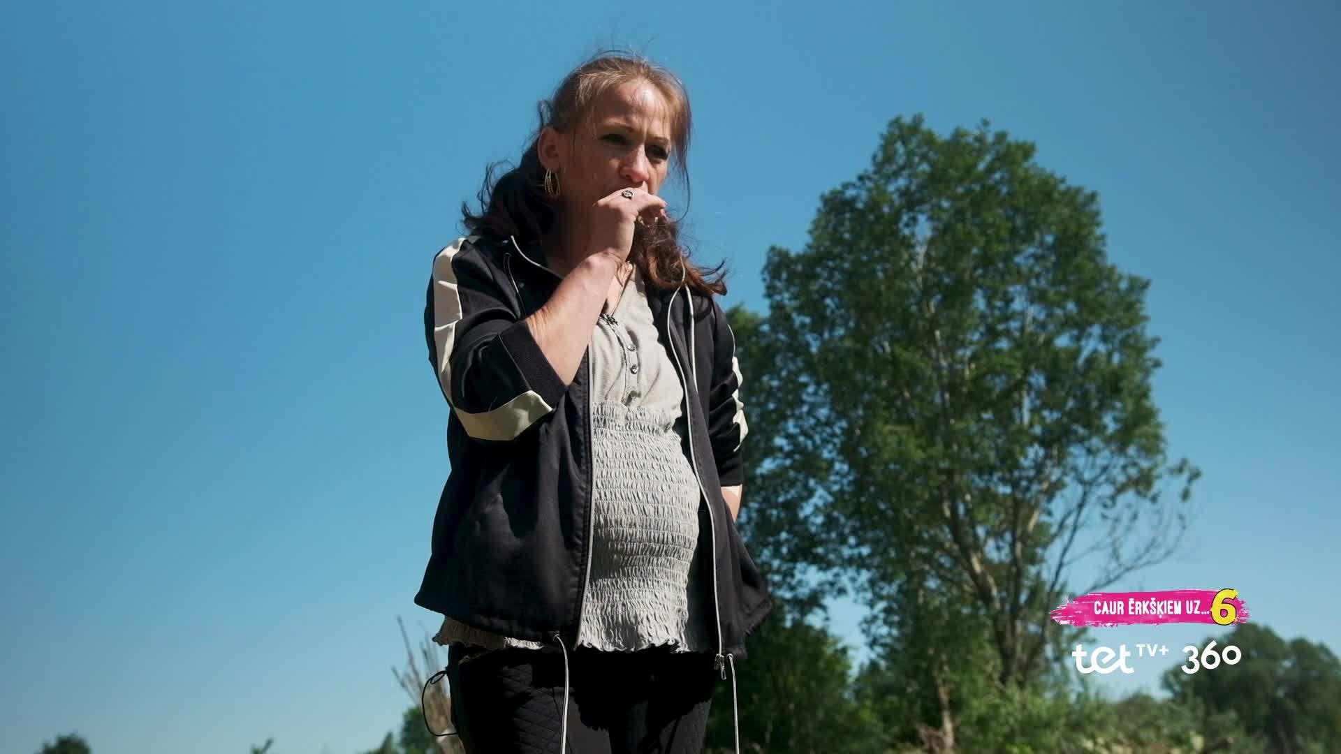 Caur ērkšķiem uz...