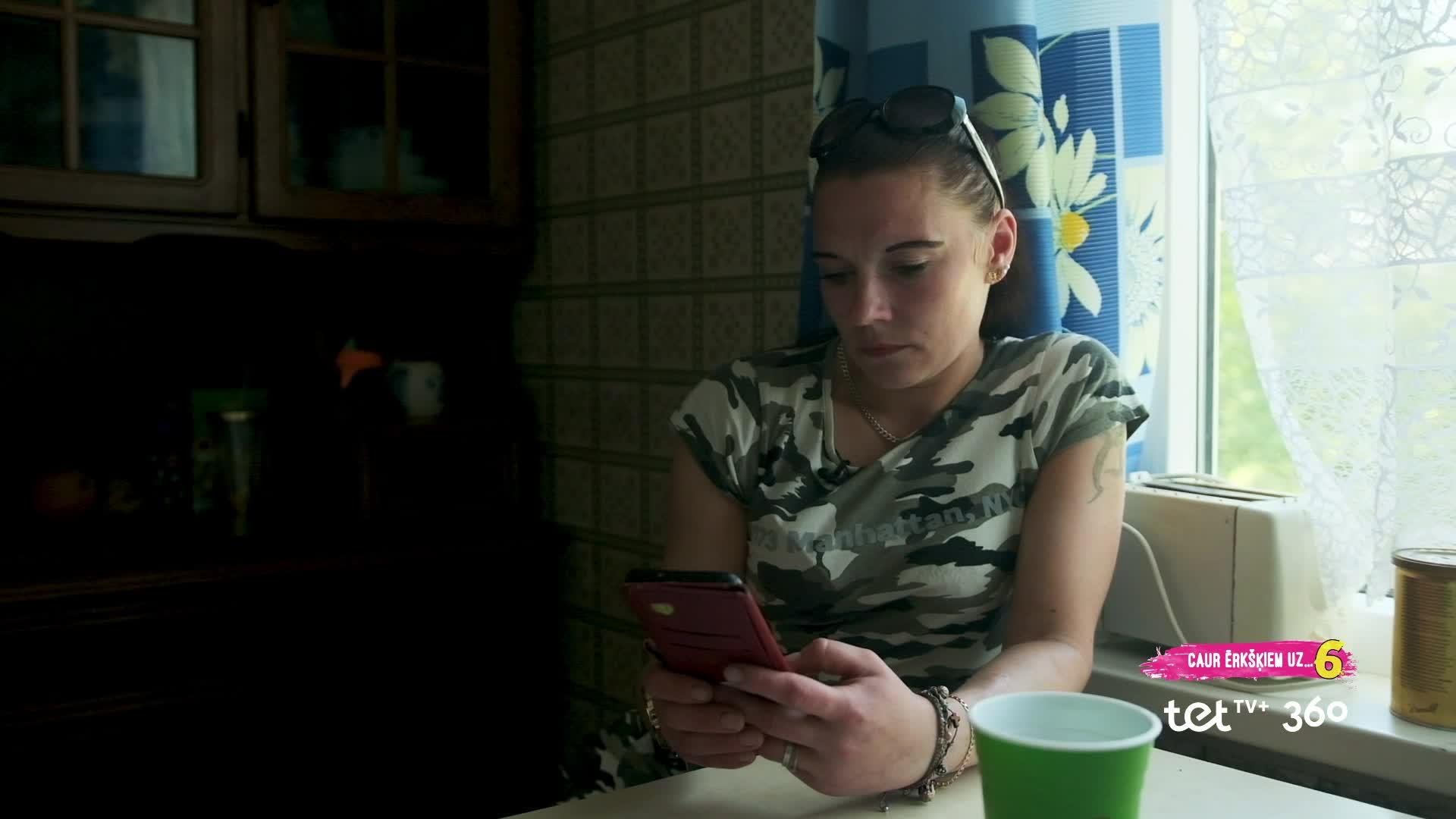 Caur ērkšķiem uz...