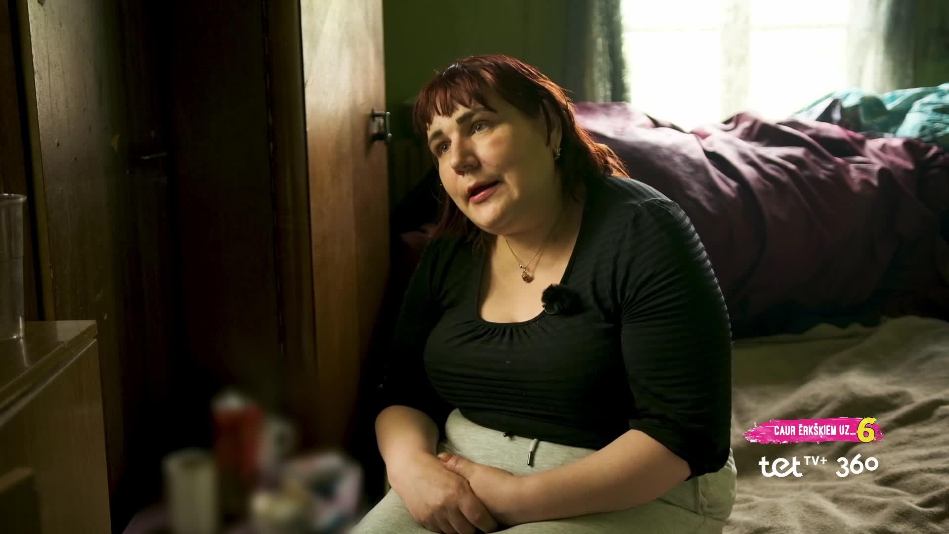 Caur ērkšķiem uz...