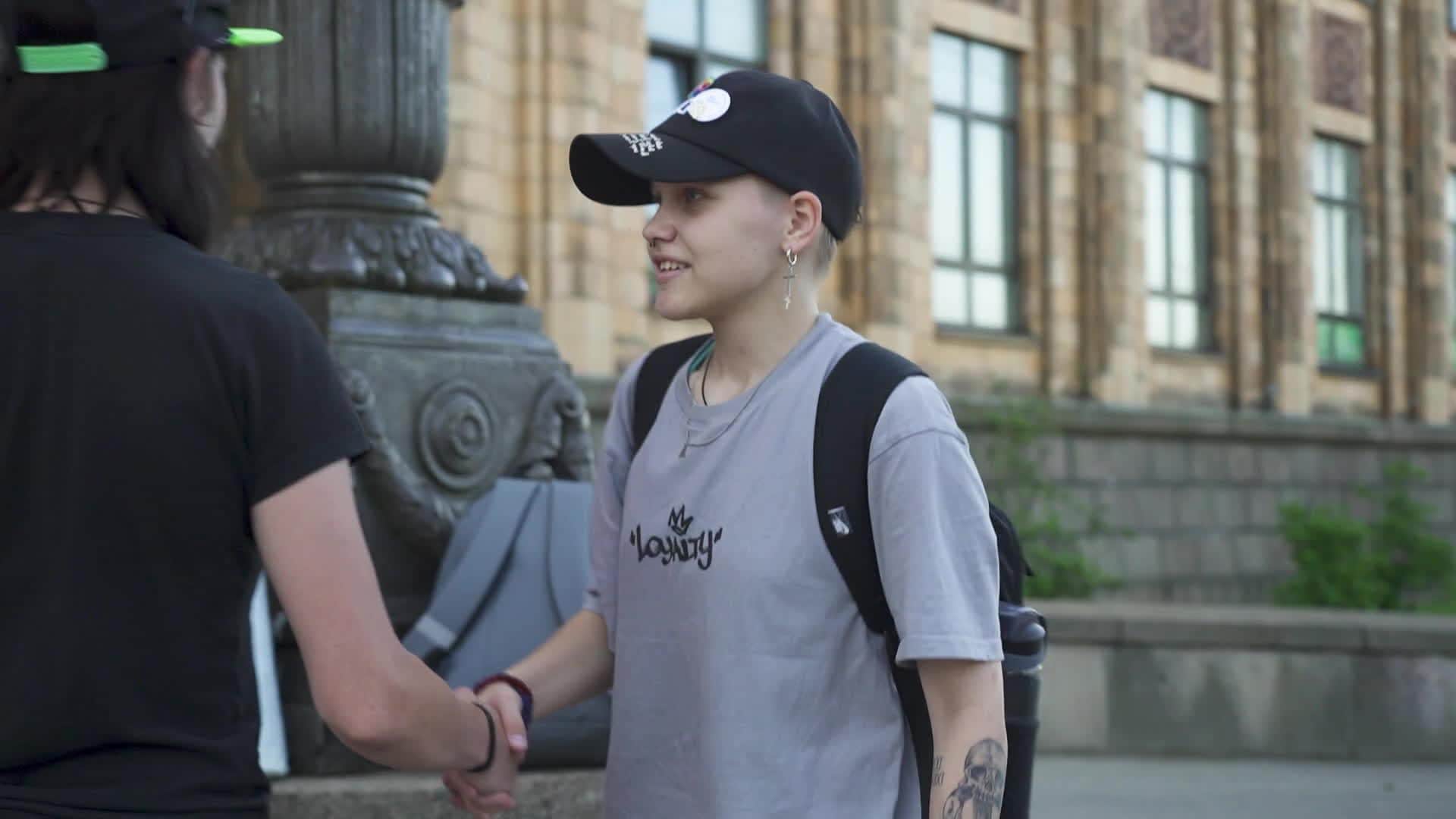 Caur ērkšķiem uz...