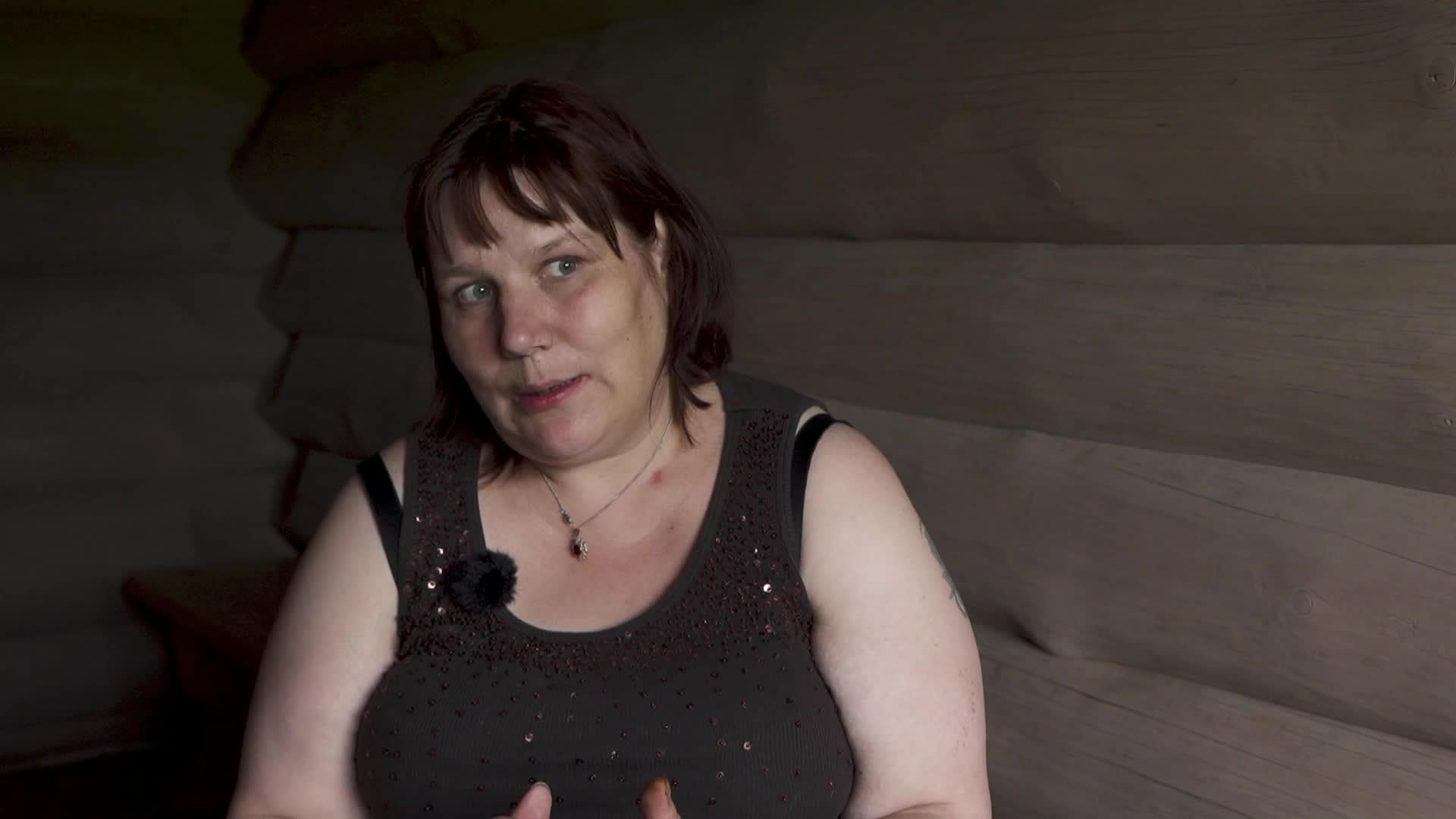 Caur ērkšķiem uz...