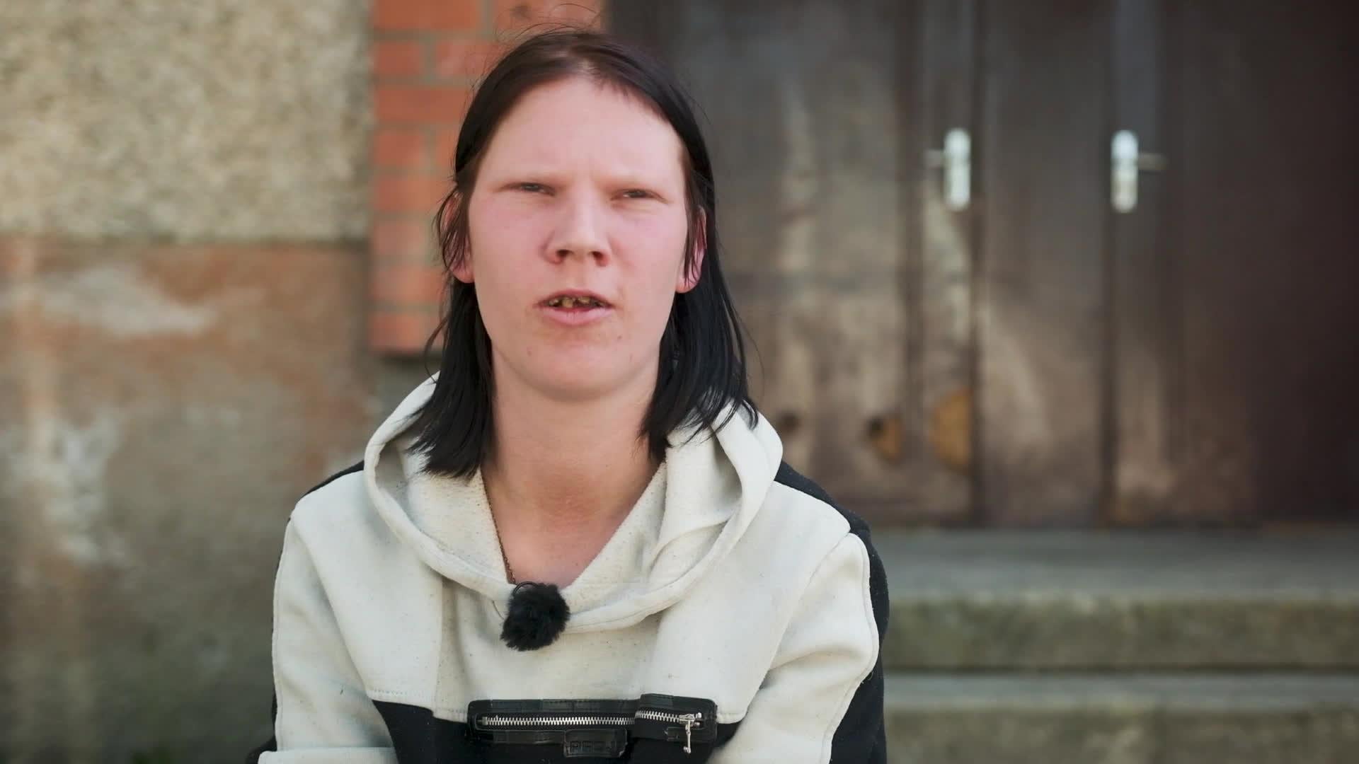 Caur ērkšķiem uz...