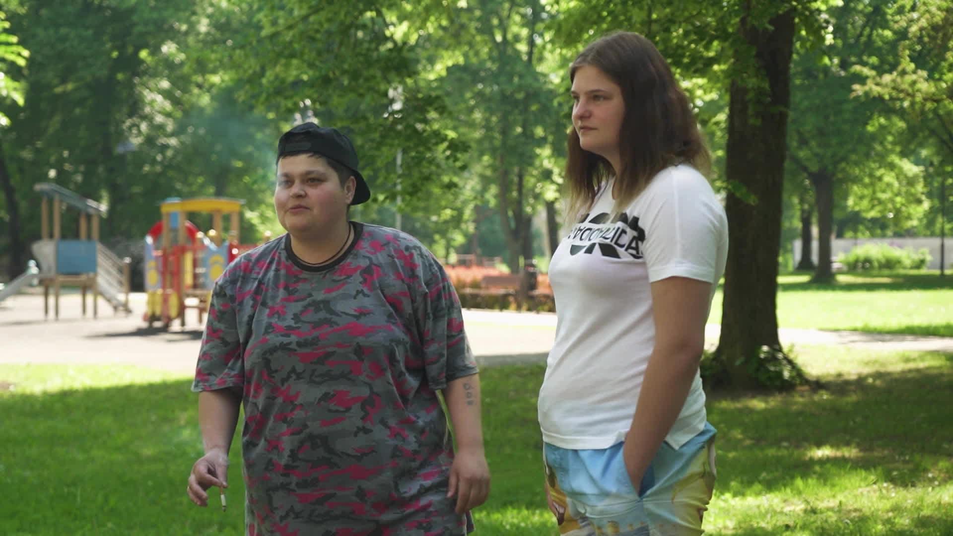 Caur ērkšķiem uz...