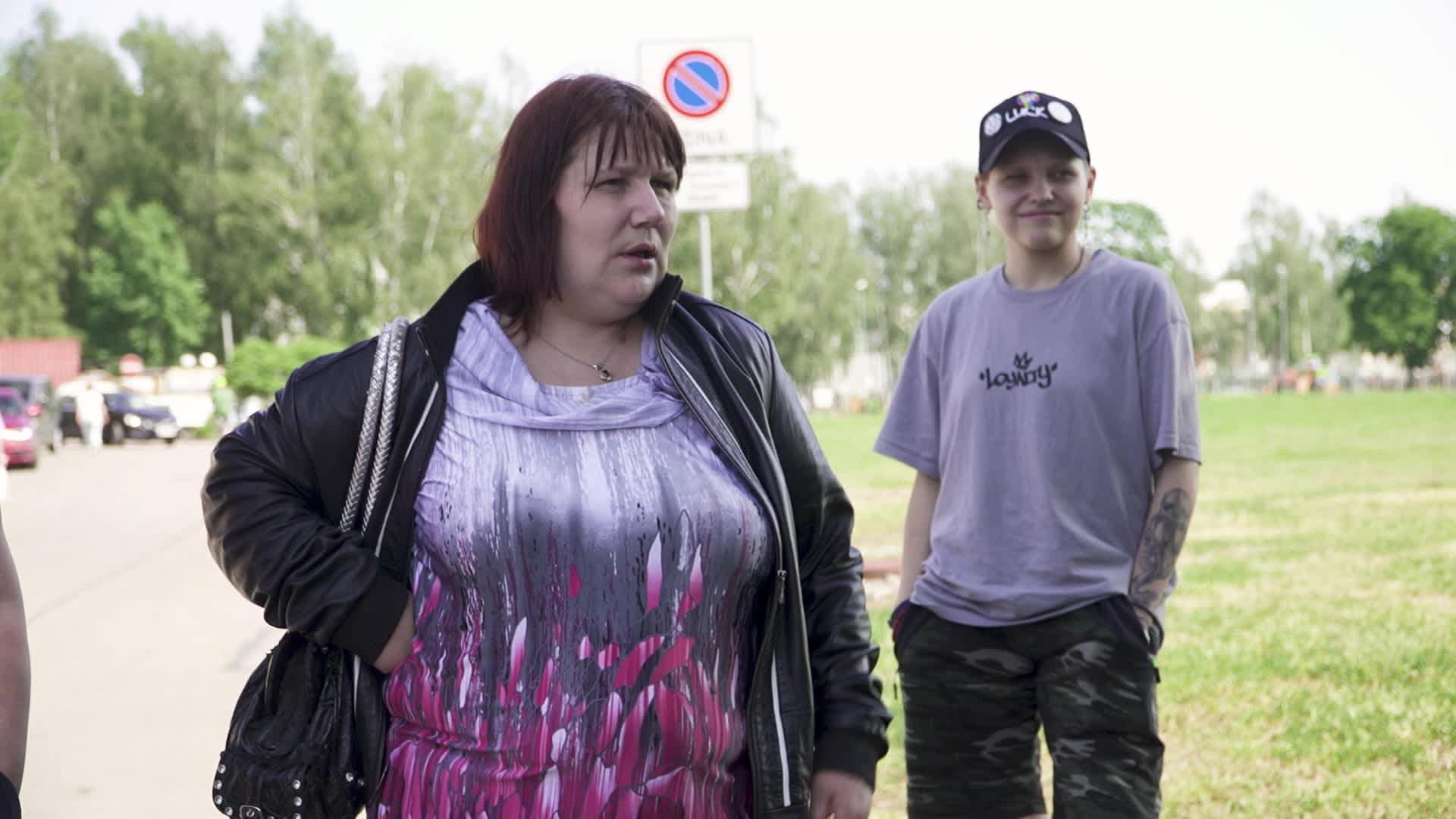 Caur ērkšķiem uz...