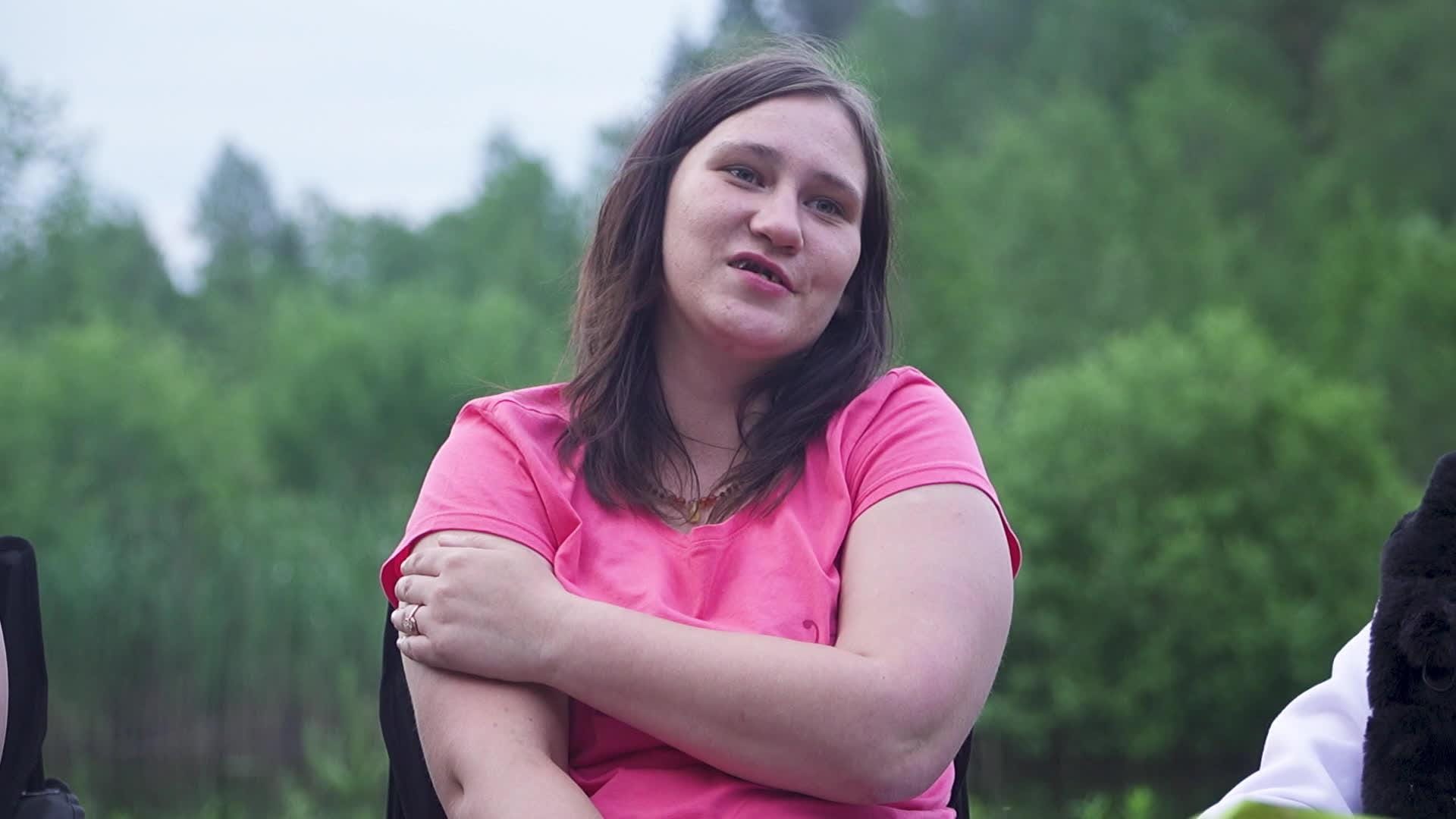 Caur ērkšķiem uz...