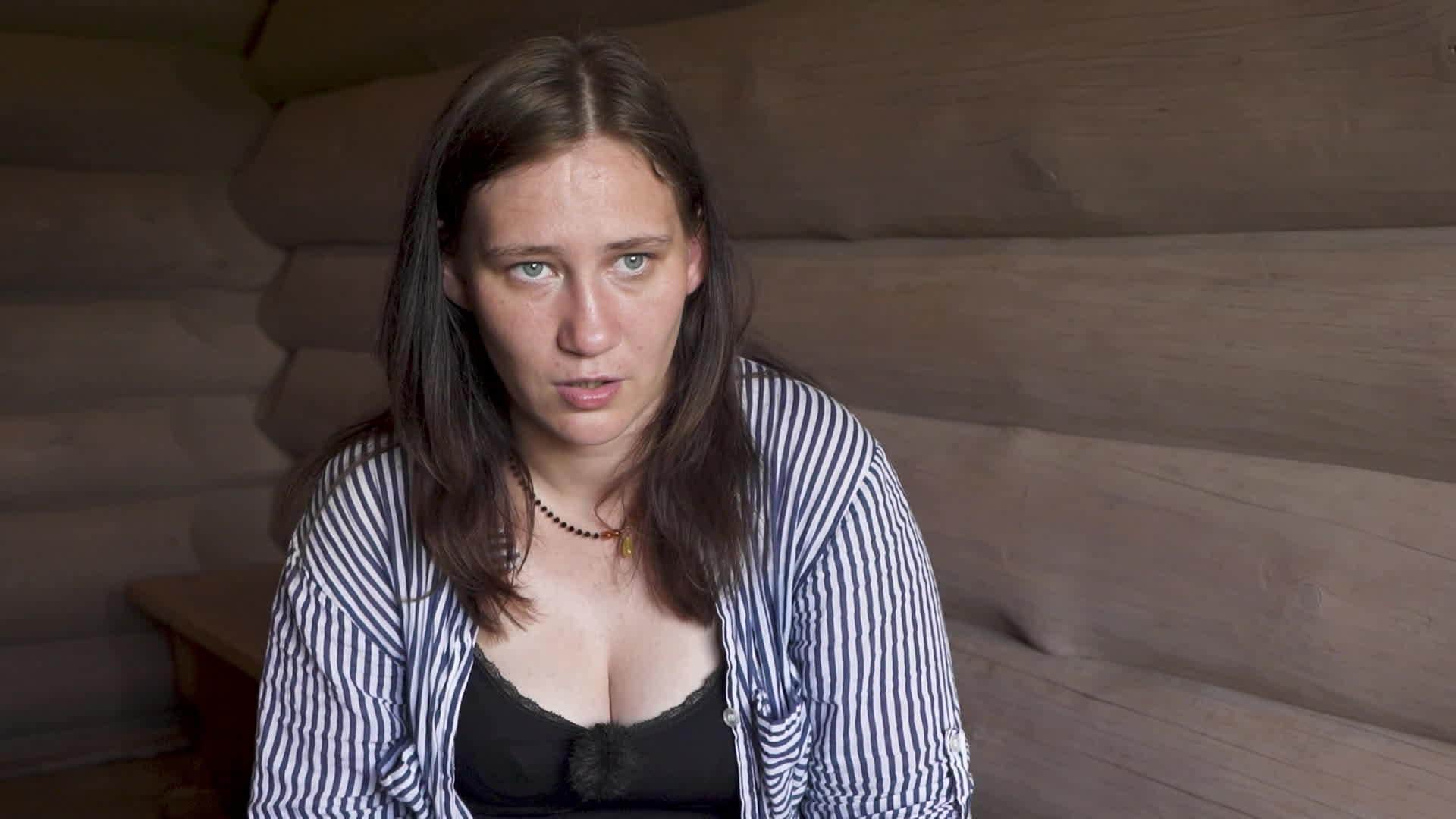 Caur ērkšķiem uz...