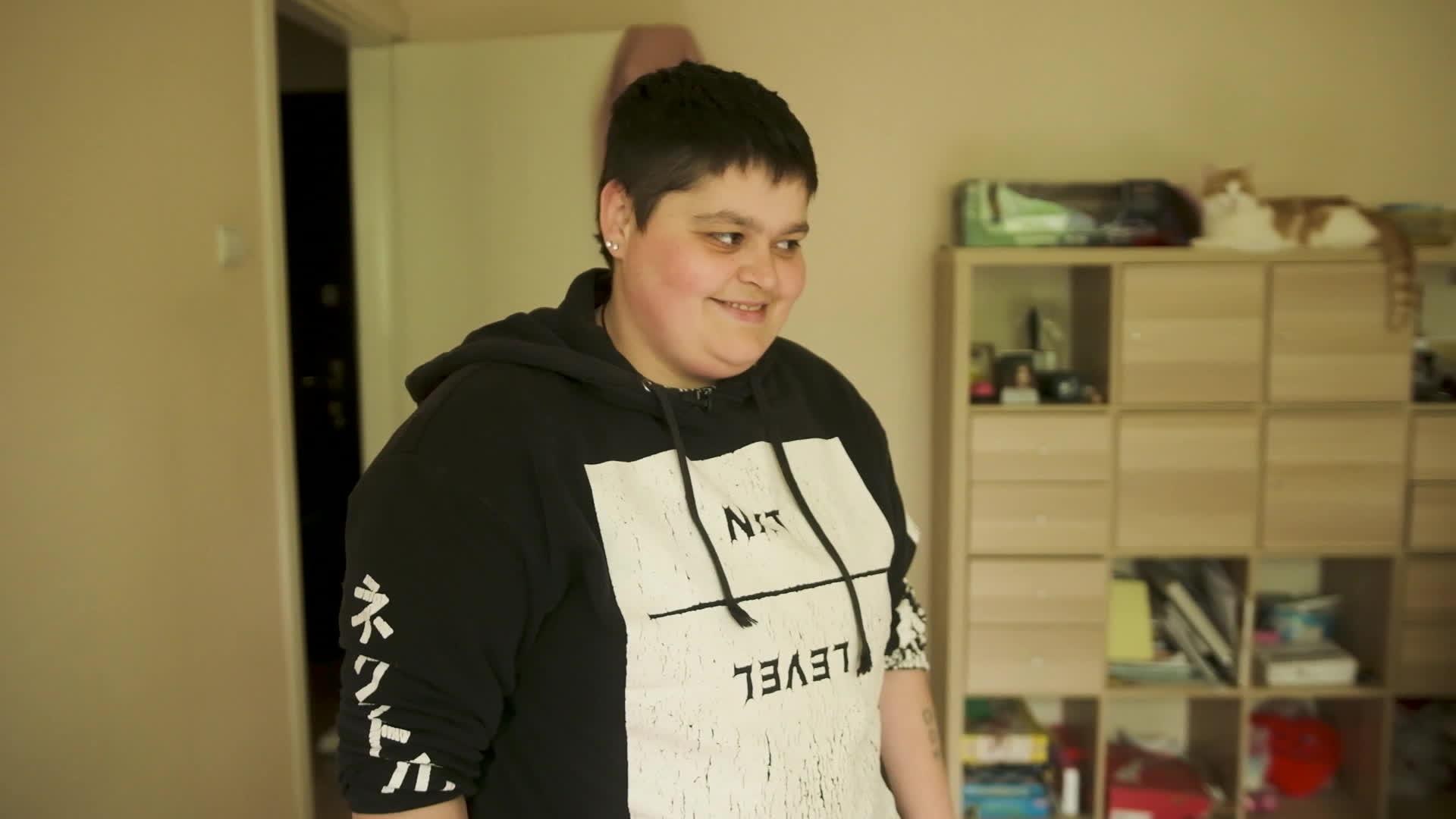 Caur ērkšķiem uz...