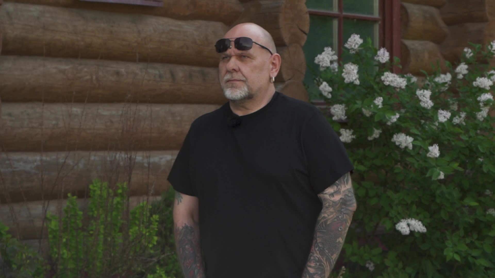 Caur ērkšķiem uz...