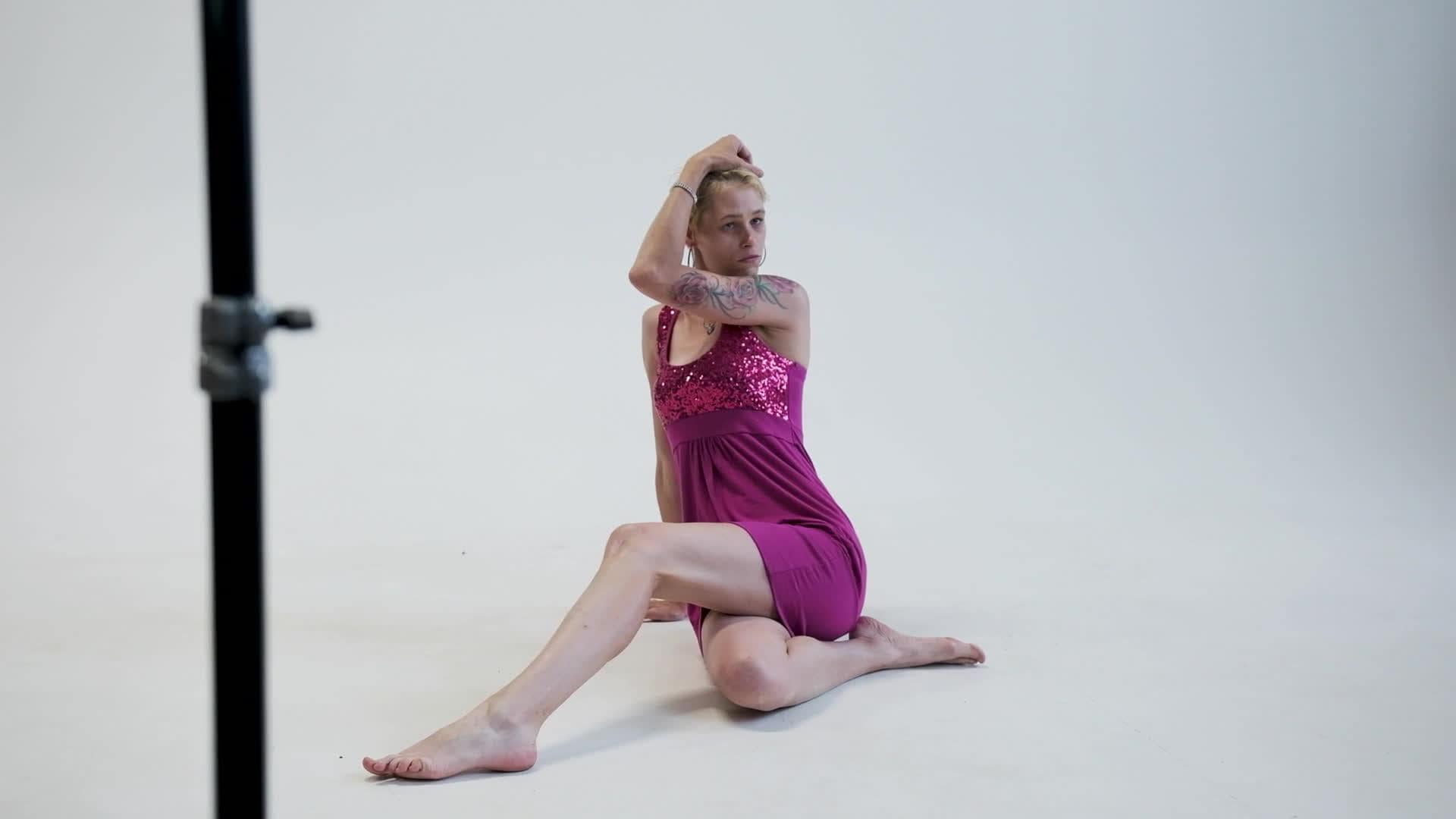 Caur ērkšķiem uz...