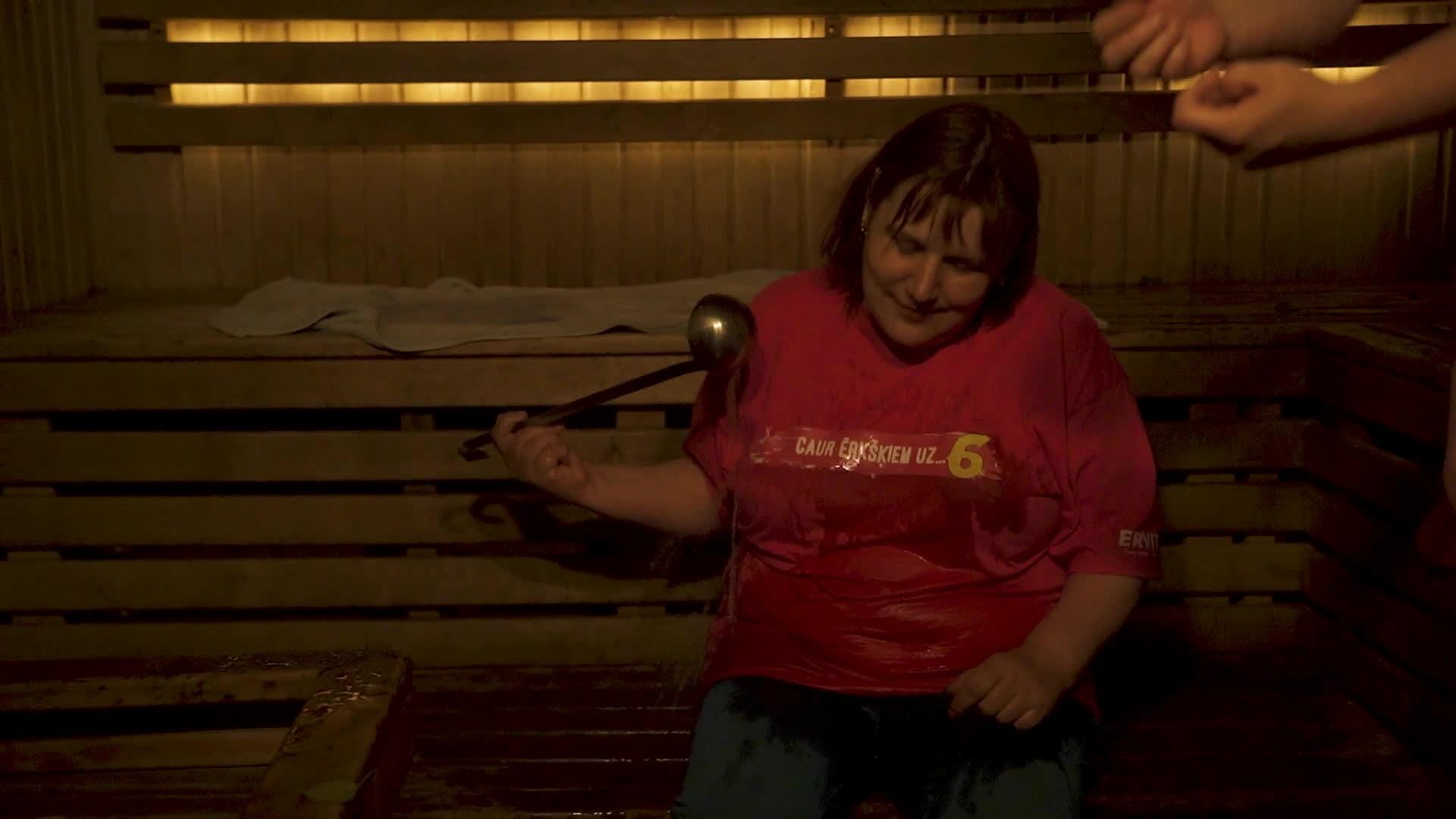 Caur ērkšķiem uz...