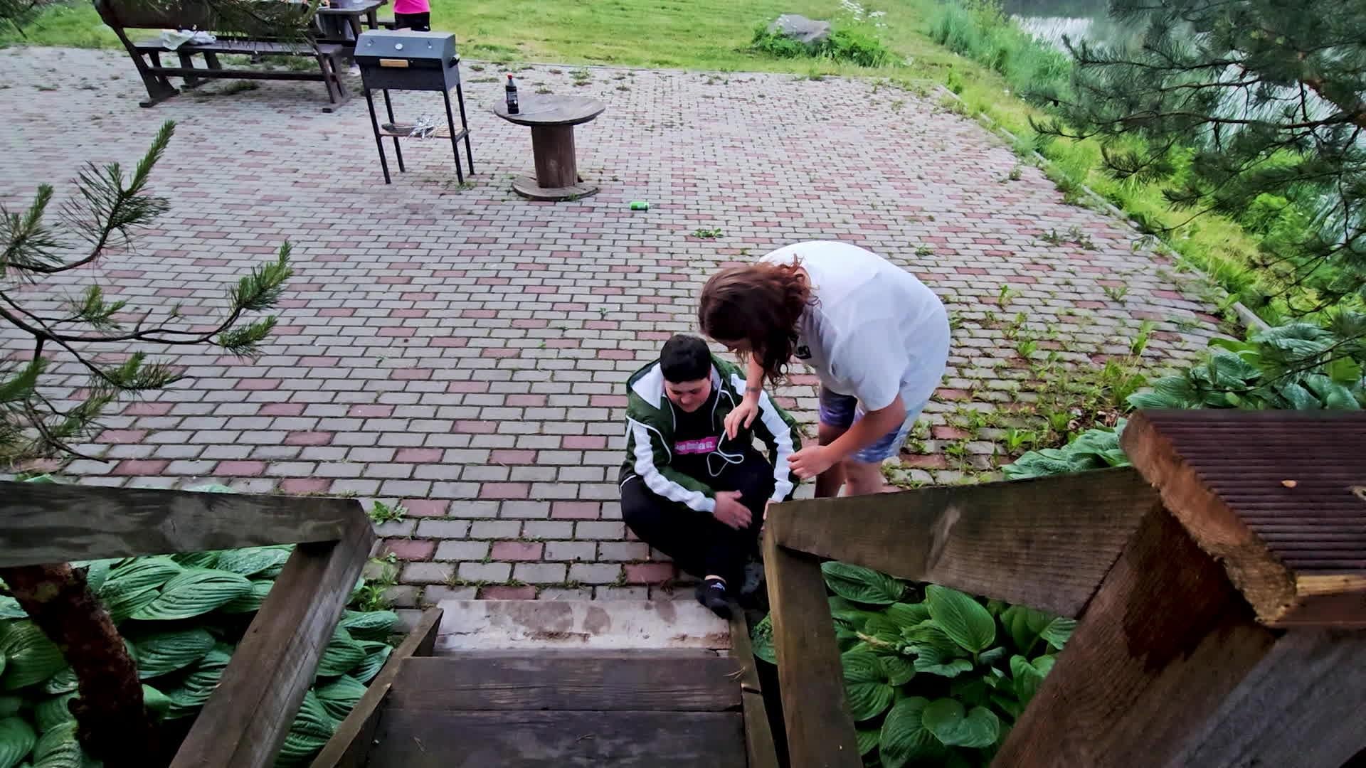 Caur ērkšķiem uz...