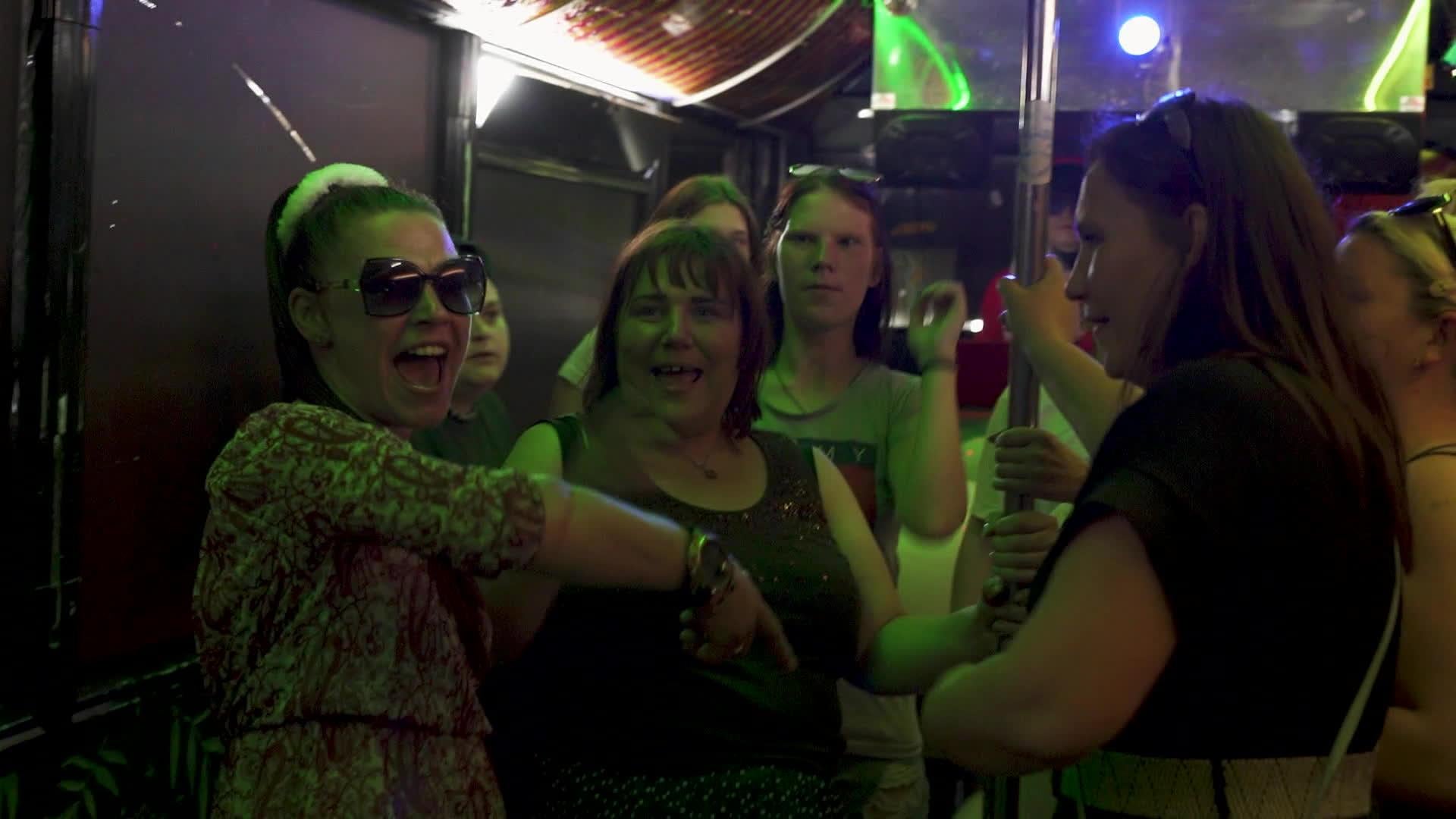 Caur ērkšķiem uz...