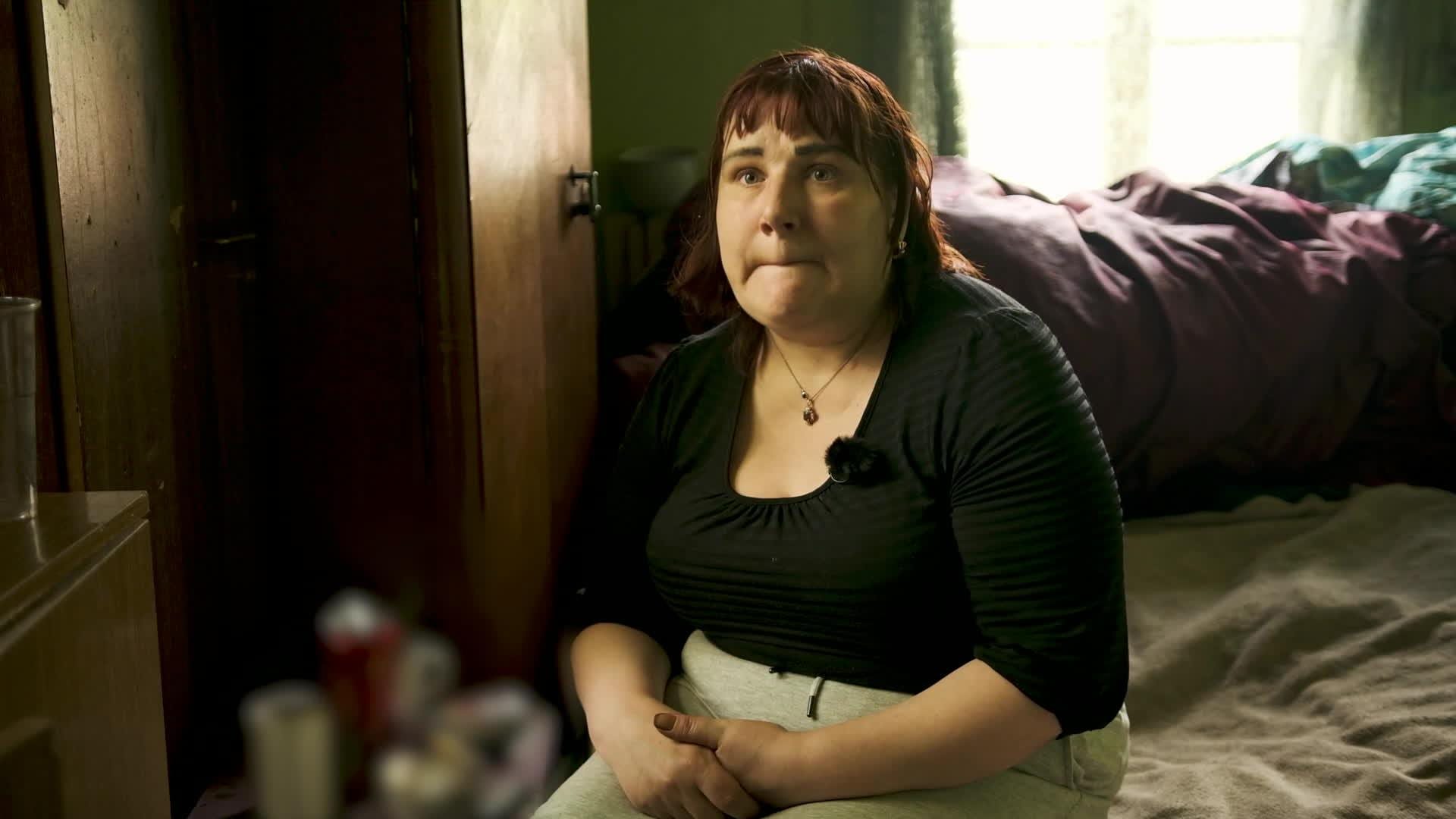 Caur ērkšķiem uz...