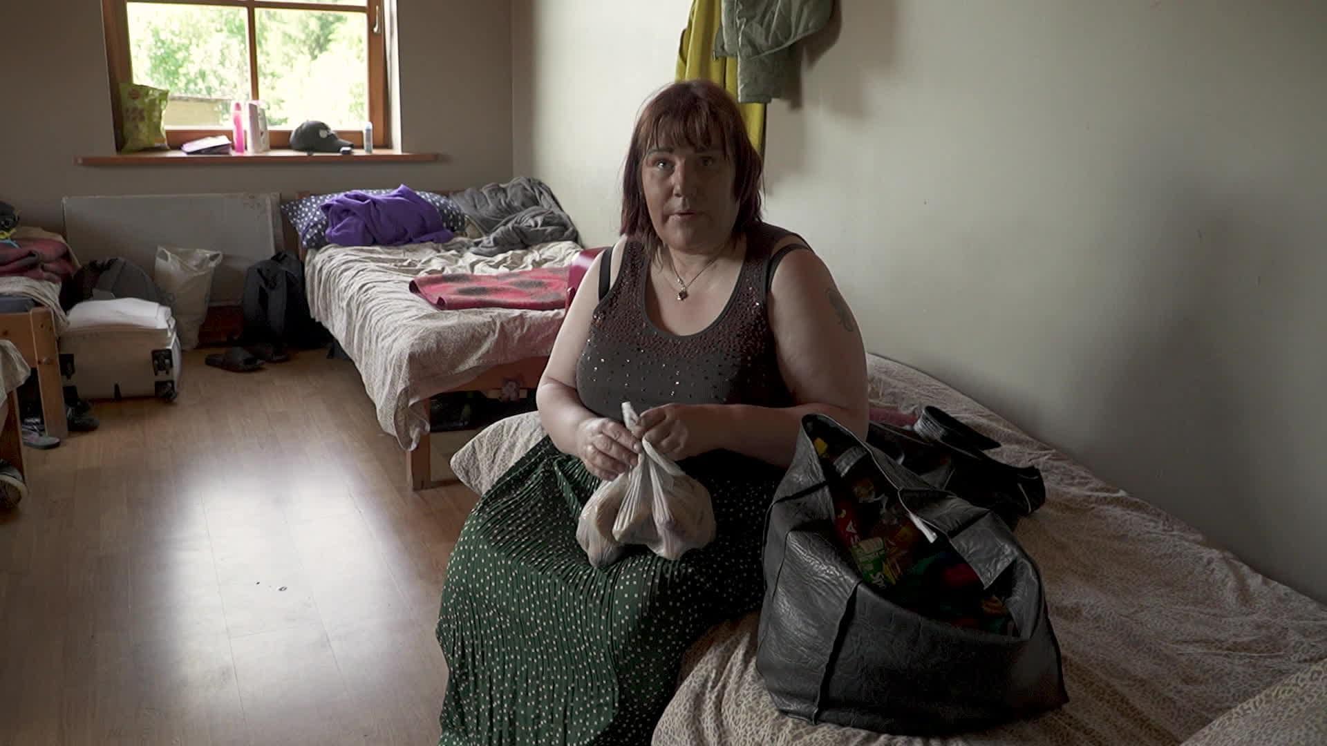 Caur ērkšķiem uz...