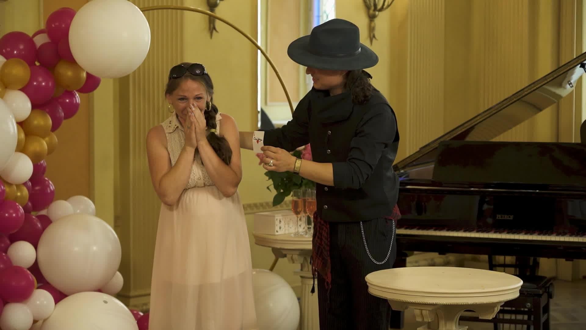 Caur ērkšķiem uz...