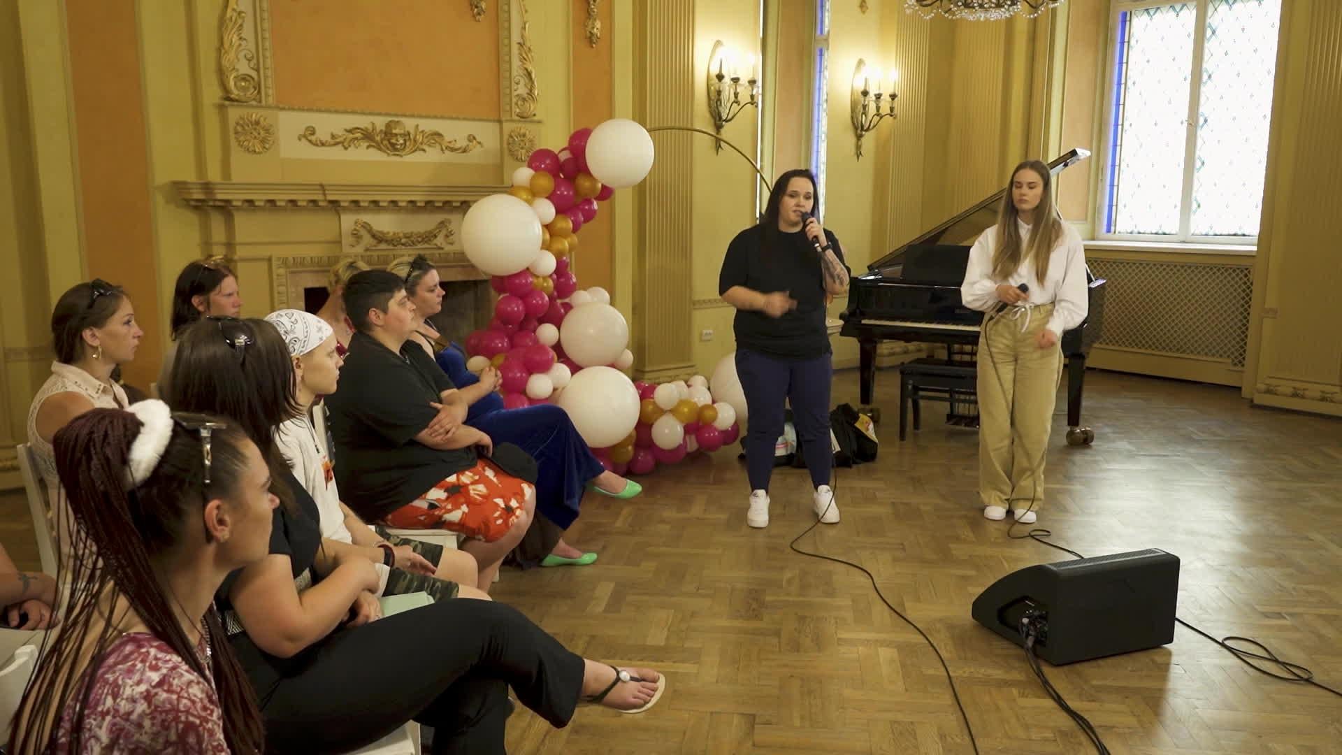 Caur ērkšķiem uz...