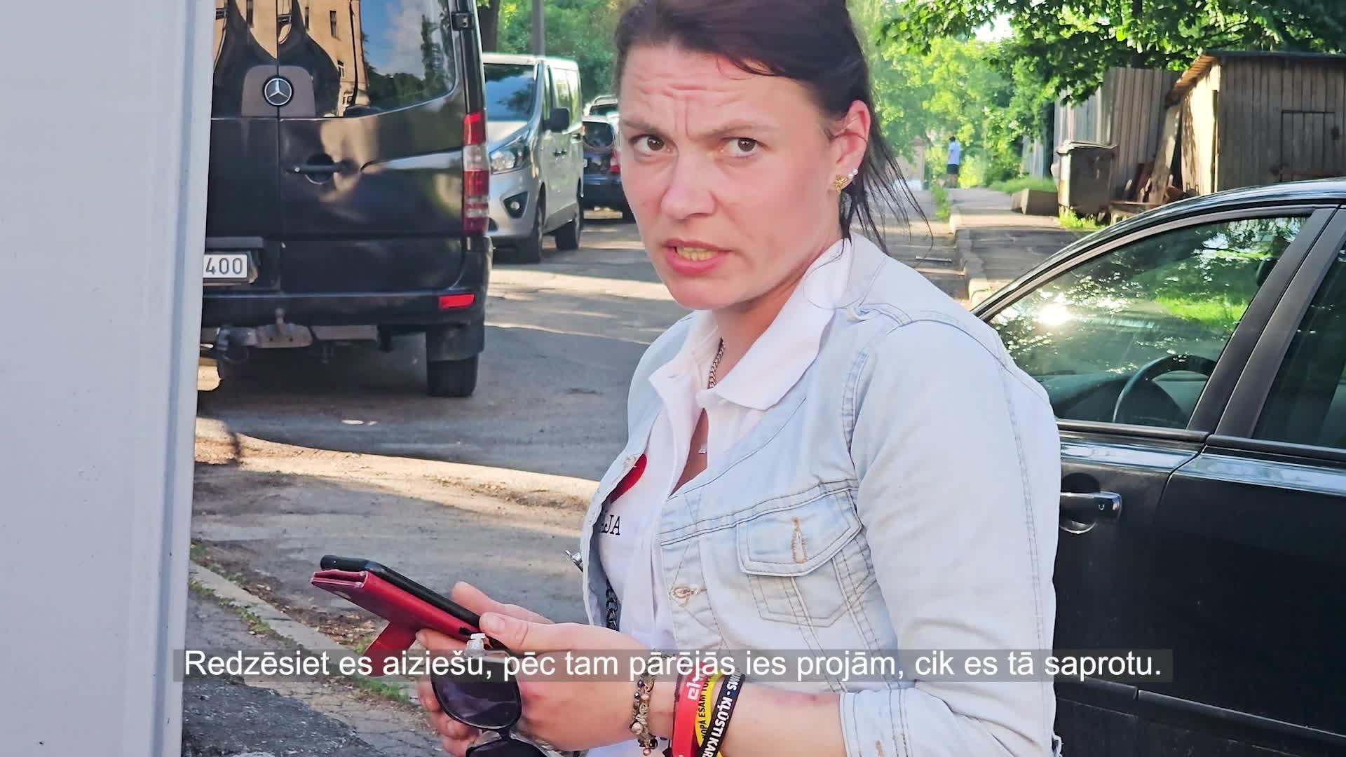 Caur ērkšķiem uz...